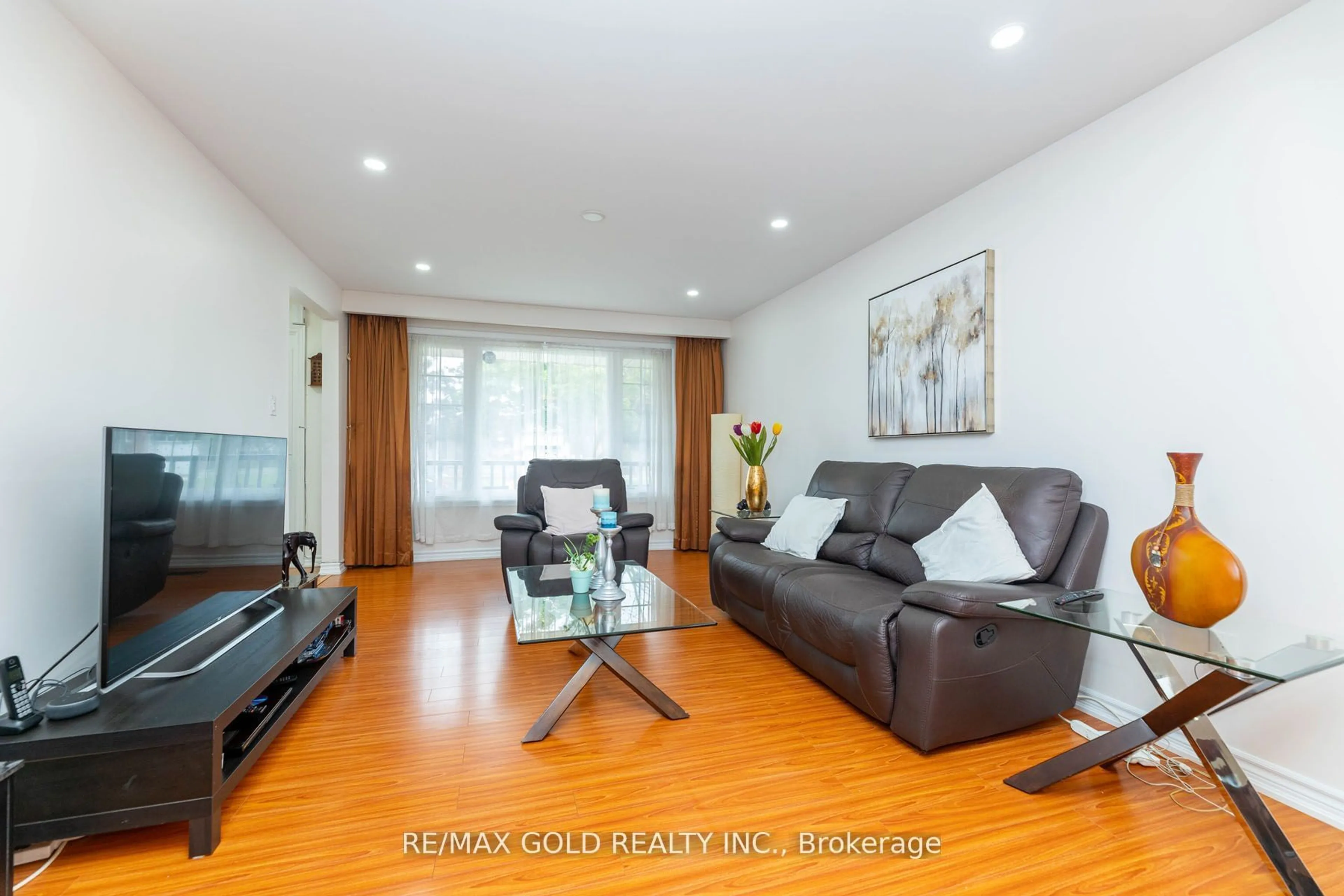 Living room with furniture, wood/laminate floor for 7178 Harwick Dr, Mississauga Ontario L4T 3A4