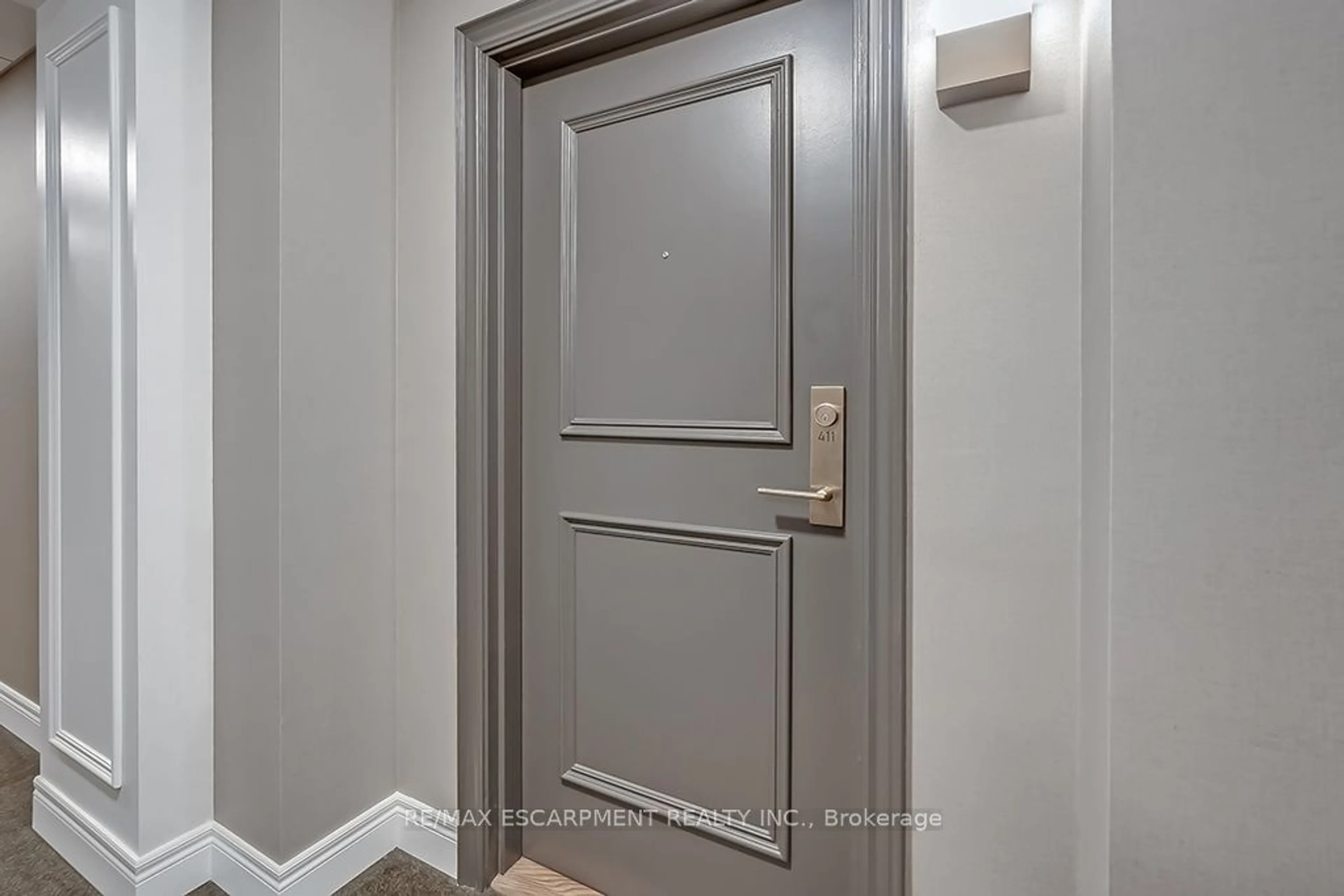 Indoor entryway for 399 Elizabeth St #411, Burlington Ontario L7R 0A4