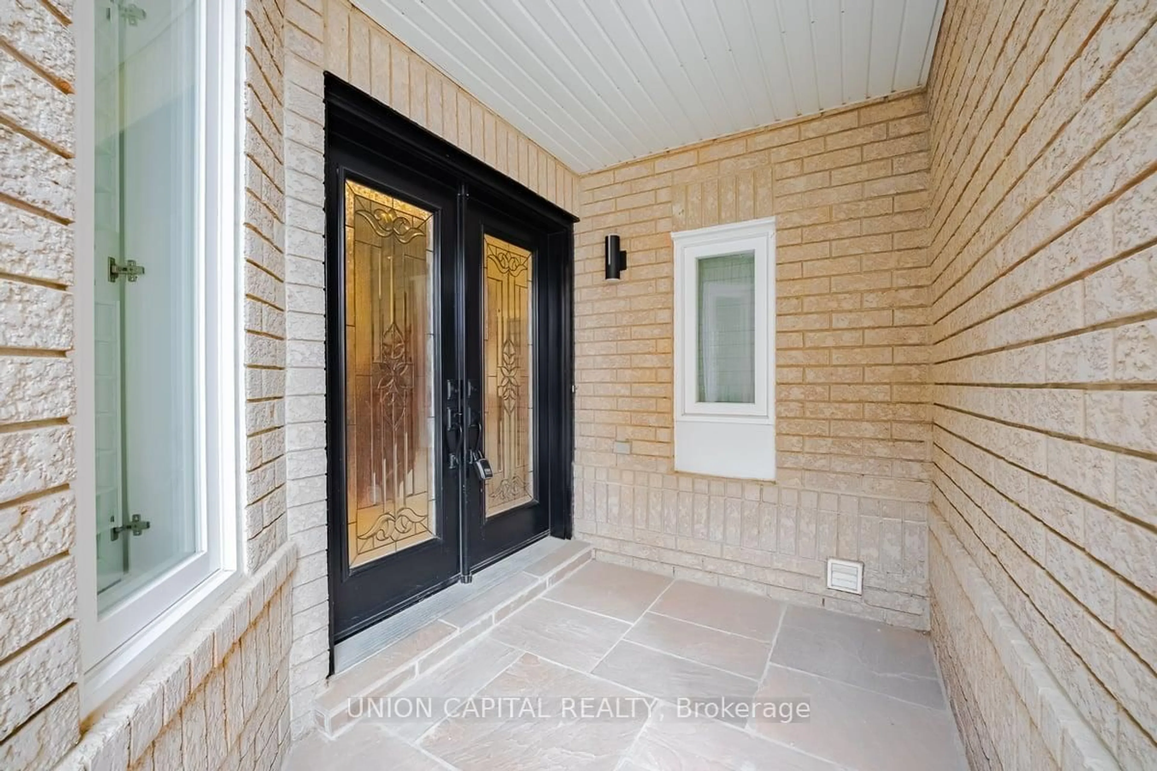 Indoor entryway for 3946 Milkwood Cres, Mississauga Ontario L5N 8H2