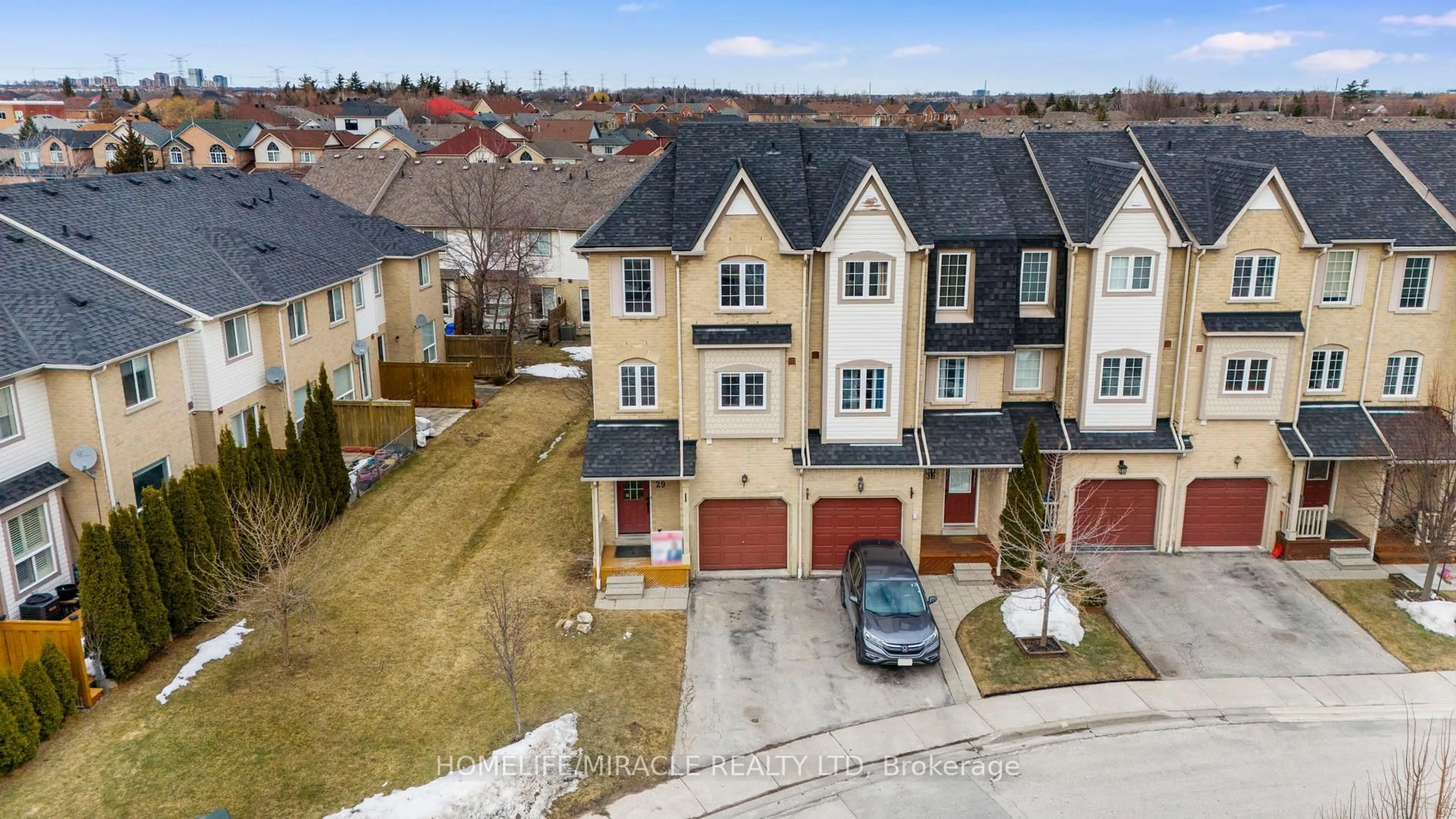 A pic from outside/outdoor area/front of a property/back of a property/a pic from drone, street for 7284 Bellshire Gate #29, Mississauga Ontario L5N 8E3