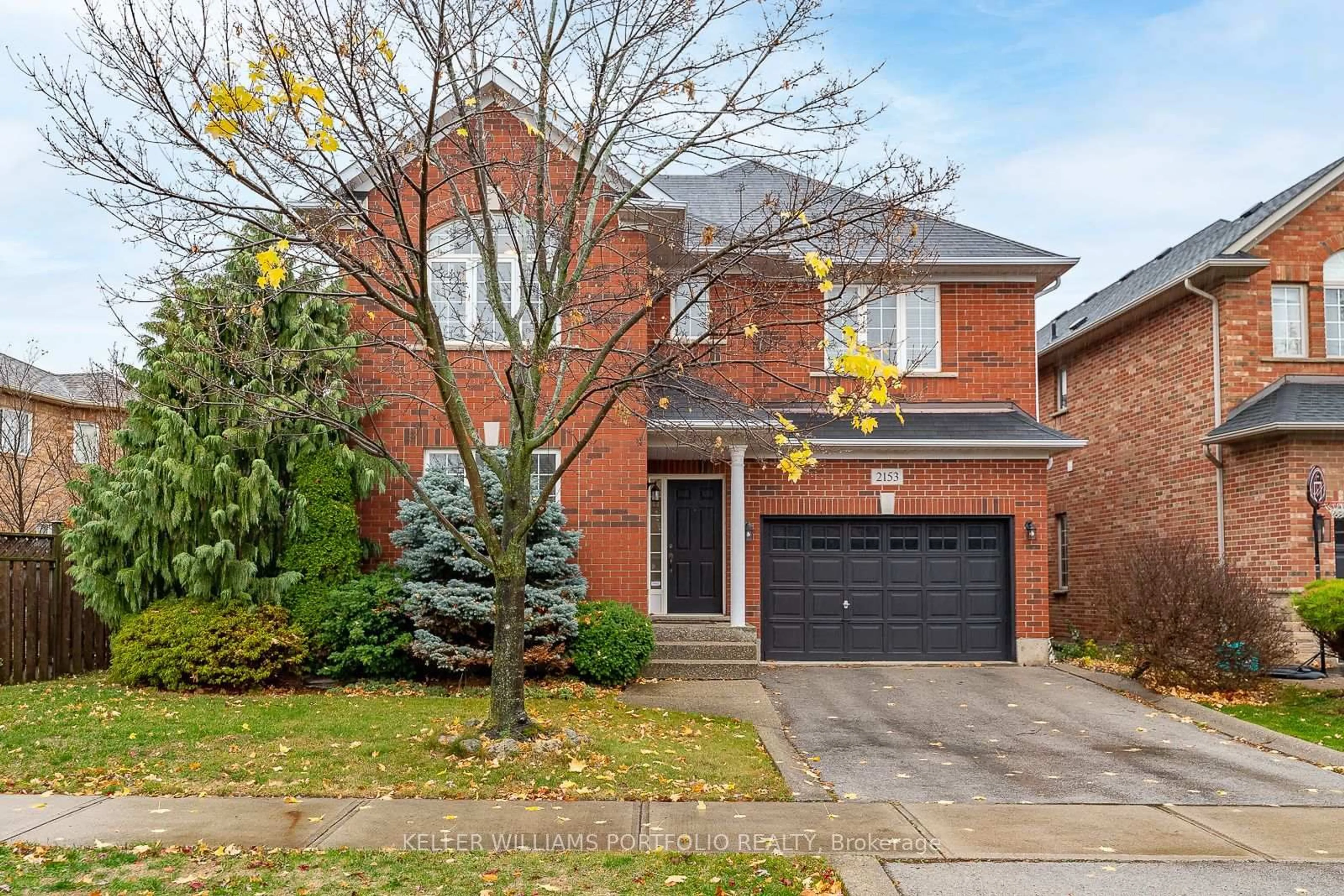 Home with brick exterior material, street for 2153 MEADOWGLEN Dr, Oakville Ontario L6M 4C9