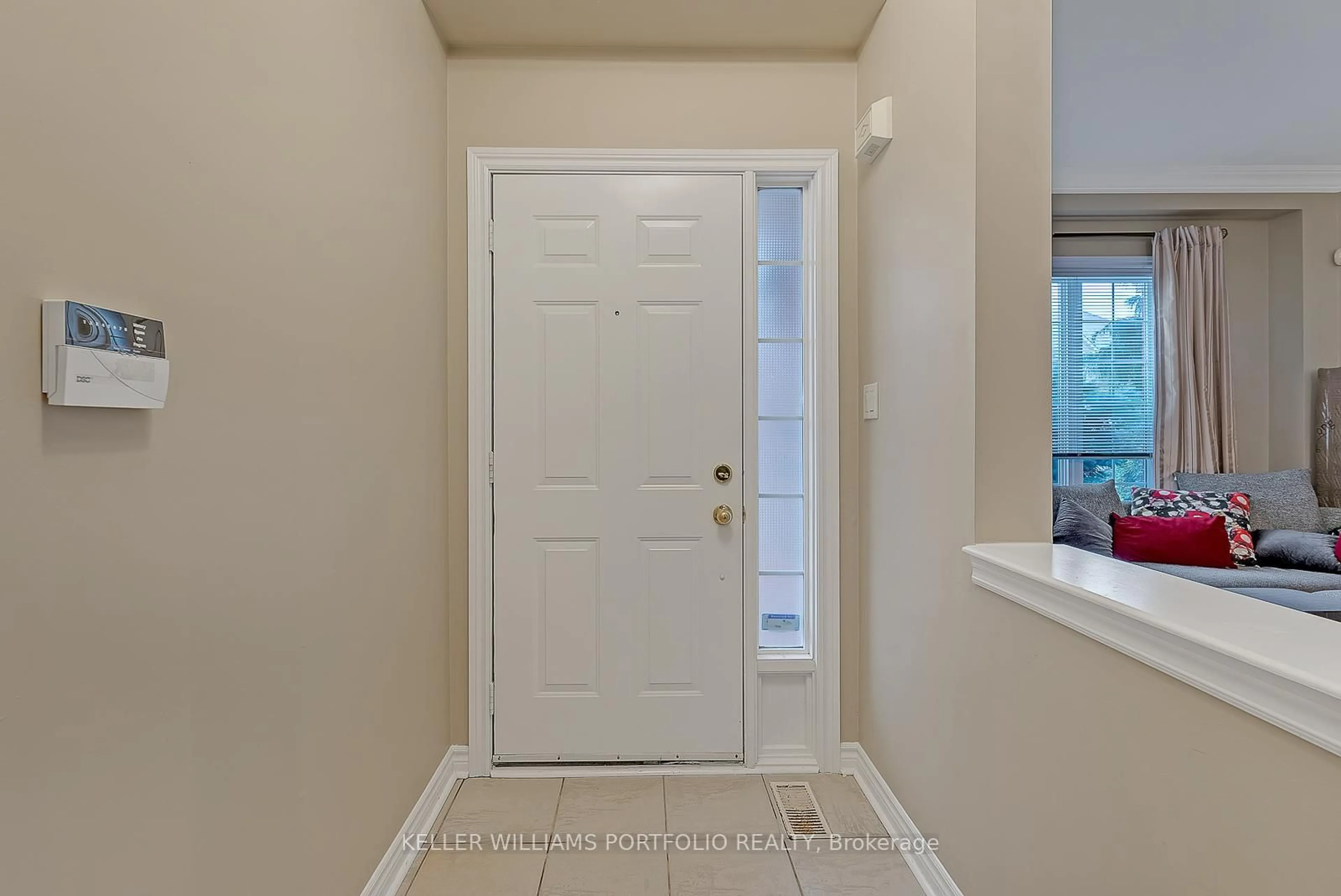 Indoor entryway for 2153 MEADOWGLEN Dr, Oakville Ontario L6M 4C9