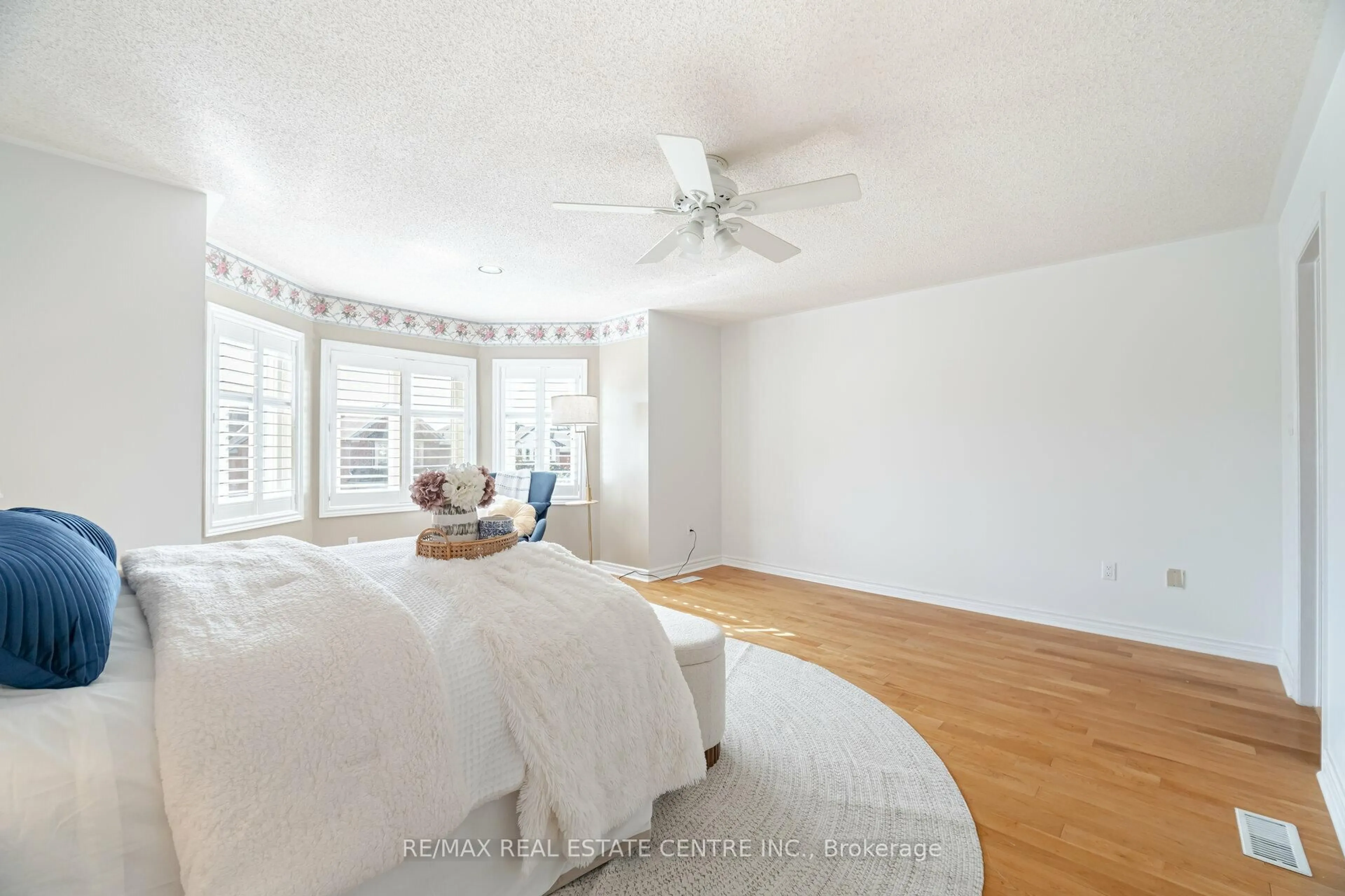 A pic of a room for 2485 Strathmore Cres, Mississauga Ontario L5M 5K9