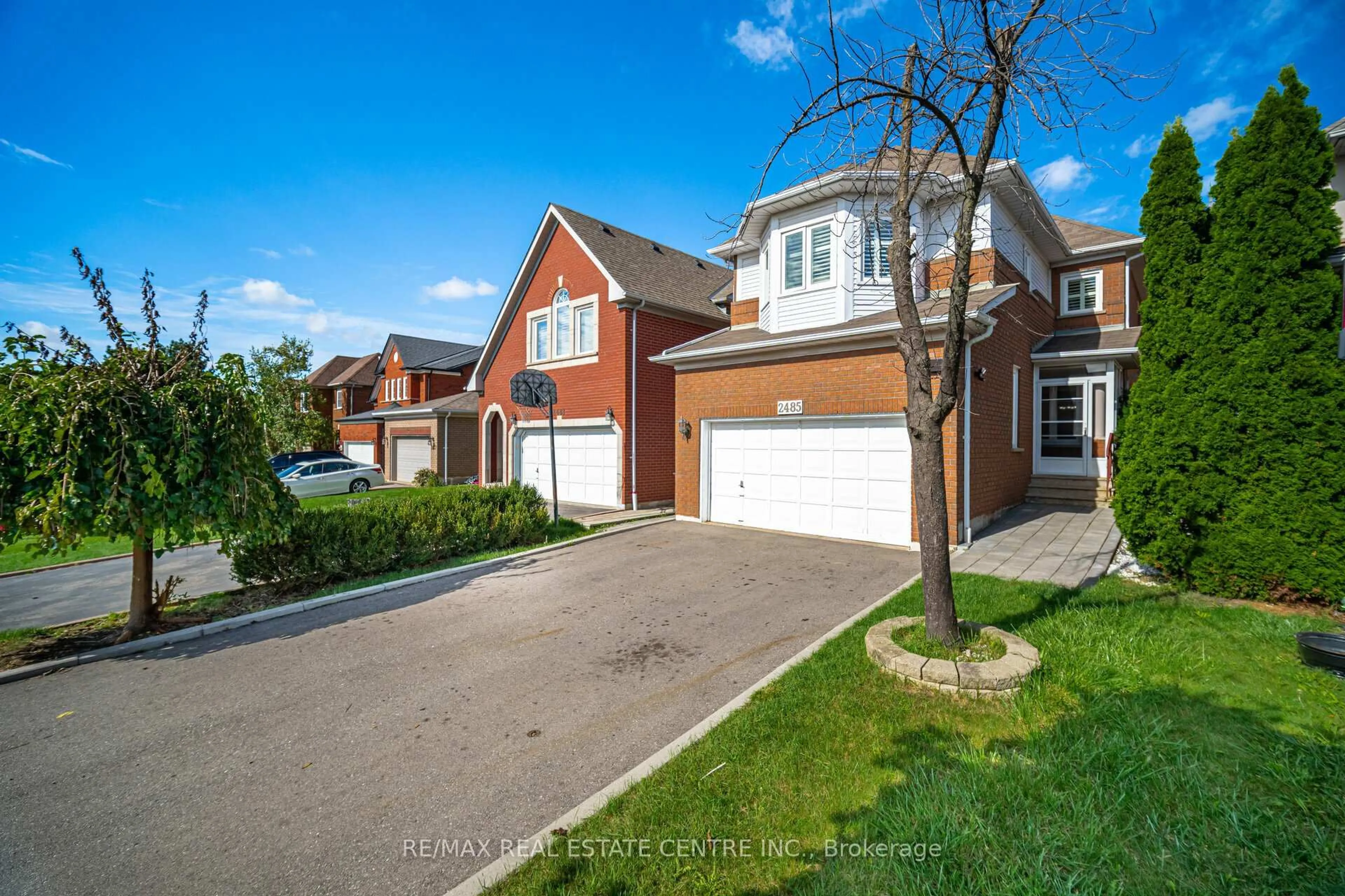 A pic from outside/outdoor area/front of a property/back of a property/a pic from drone, street for 2485 Strathmore Cres, Mississauga Ontario L5M 5K9