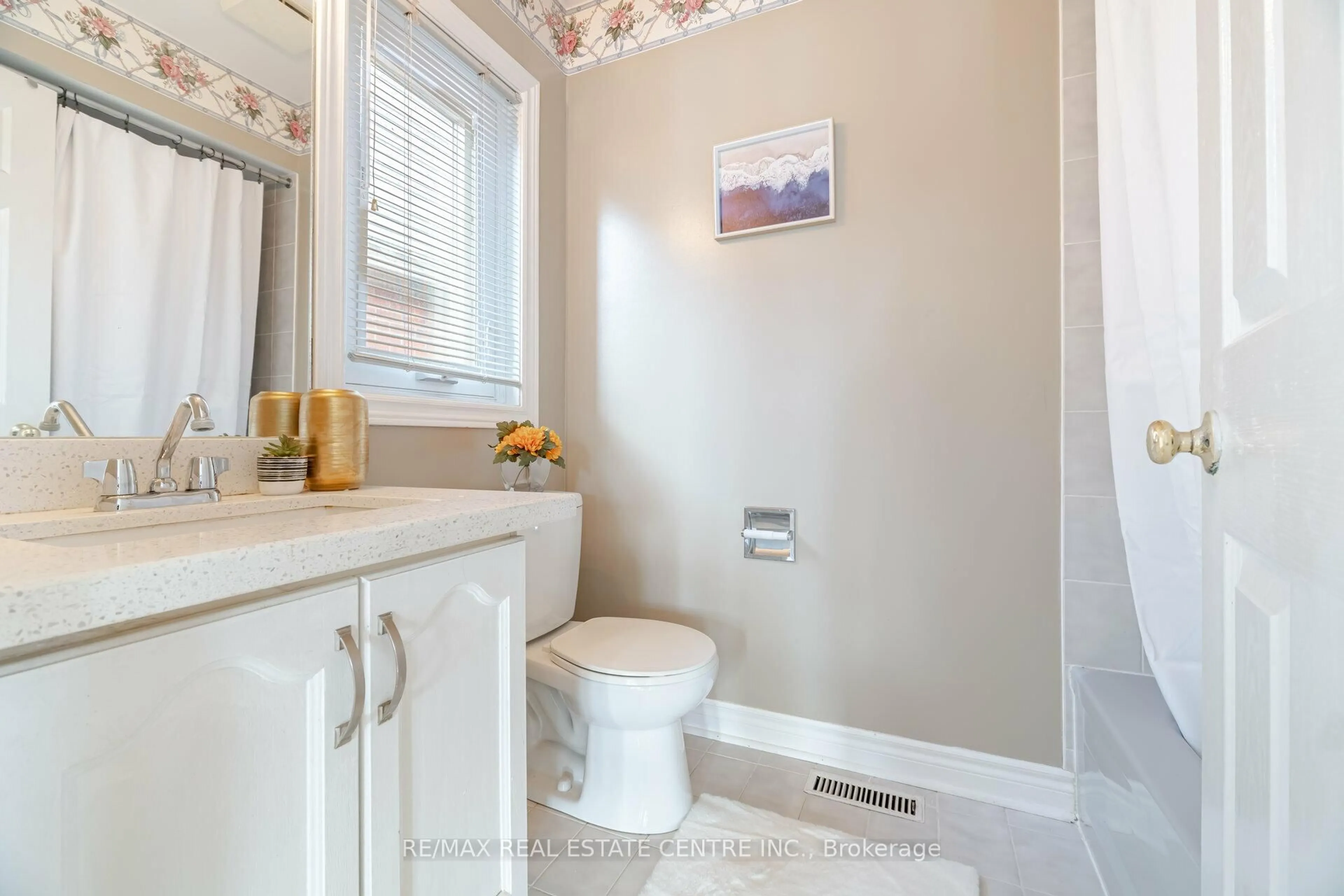 Standard bathroom, ceramic/tile floor for 2485 Strathmore Cres, Mississauga Ontario L5M 5K9