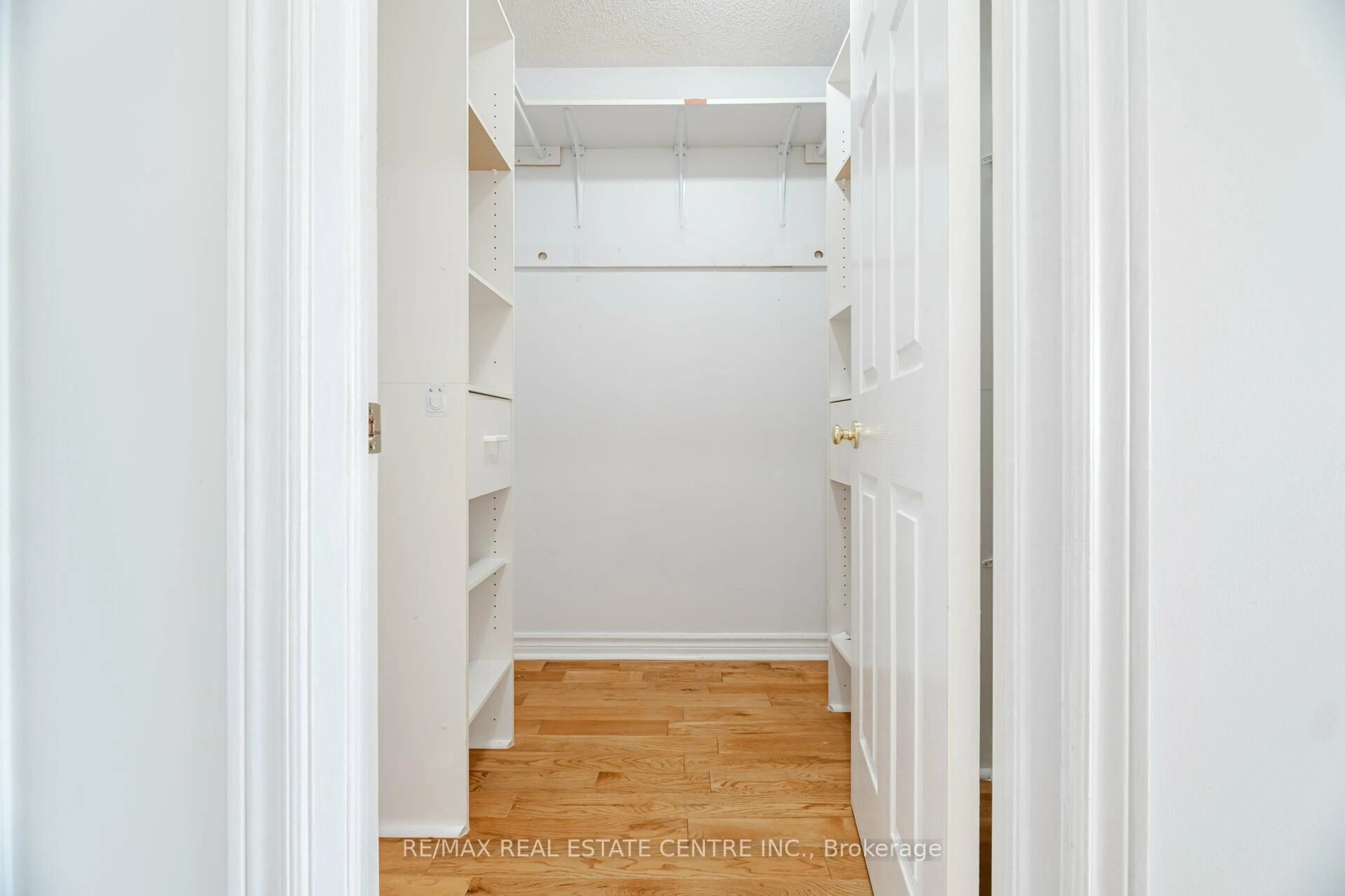 Storage room or clothes room or walk-in closet for 2485 Strathmore Cres, Mississauga Ontario L5M 5K9