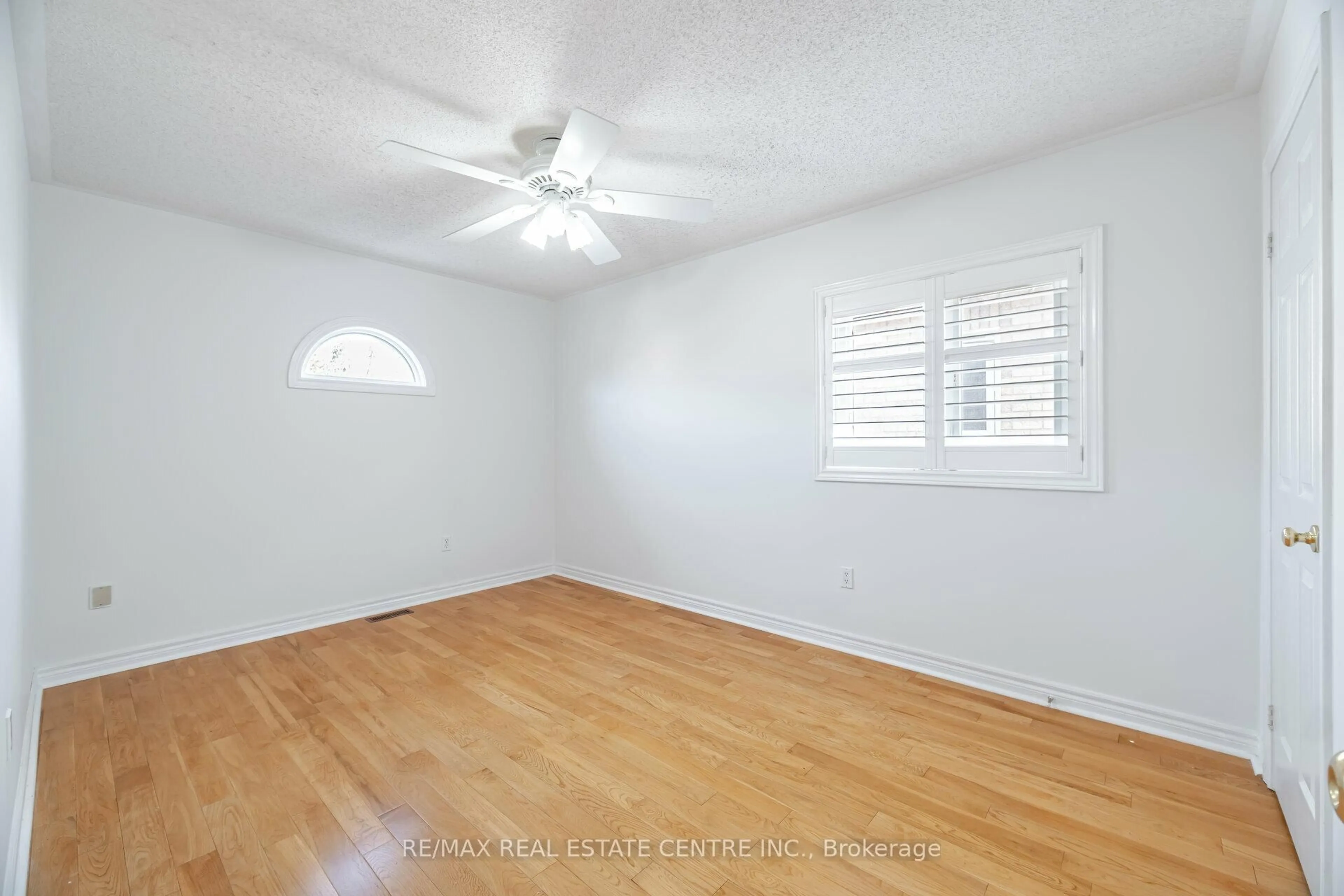 A pic of a room for 2485 Strathmore Cres, Mississauga Ontario L5M 5K9