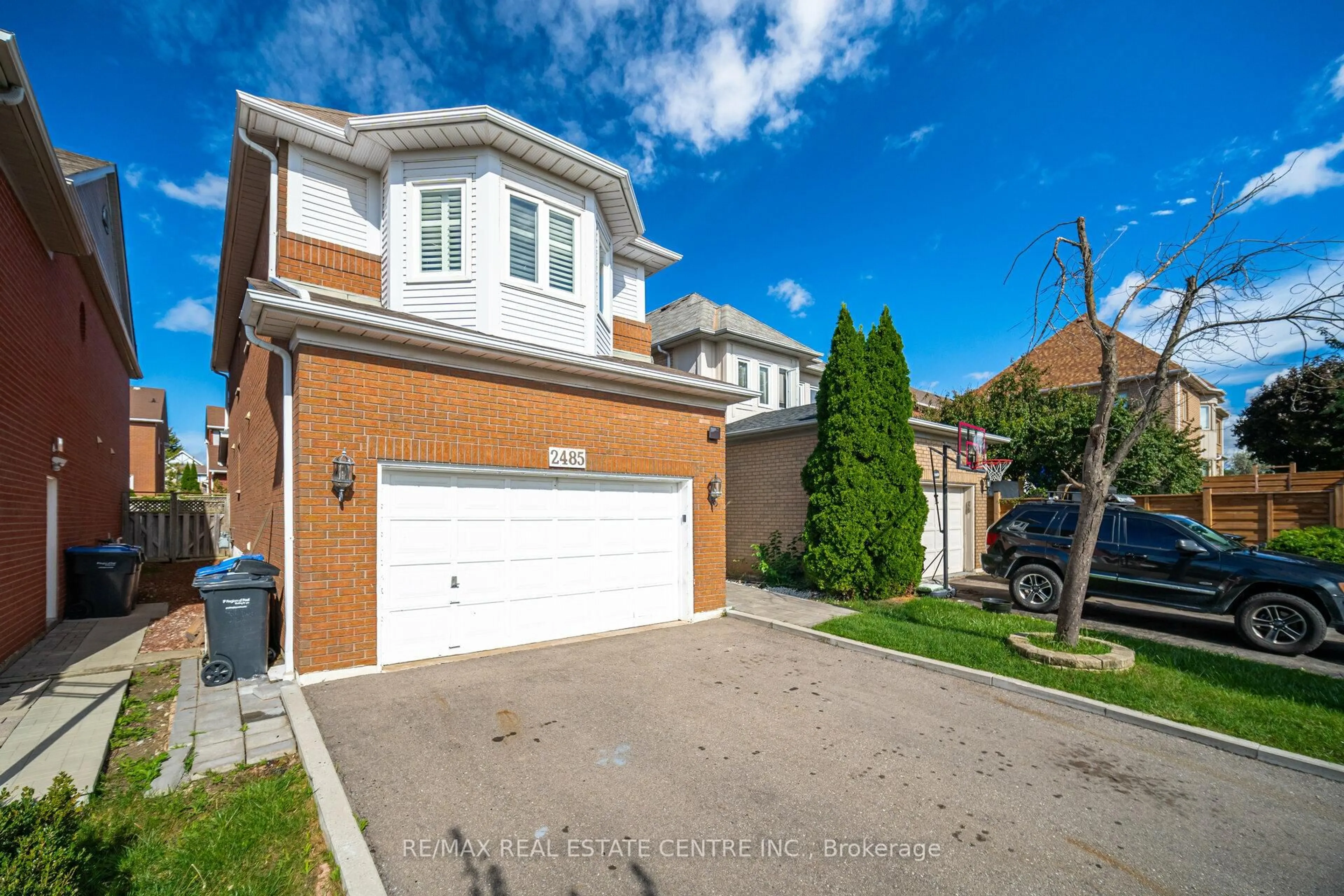 A pic from outside/outdoor area/front of a property/back of a property/a pic from drone, street for 2485 Strathmore Cres, Mississauga Ontario L5M 5K9