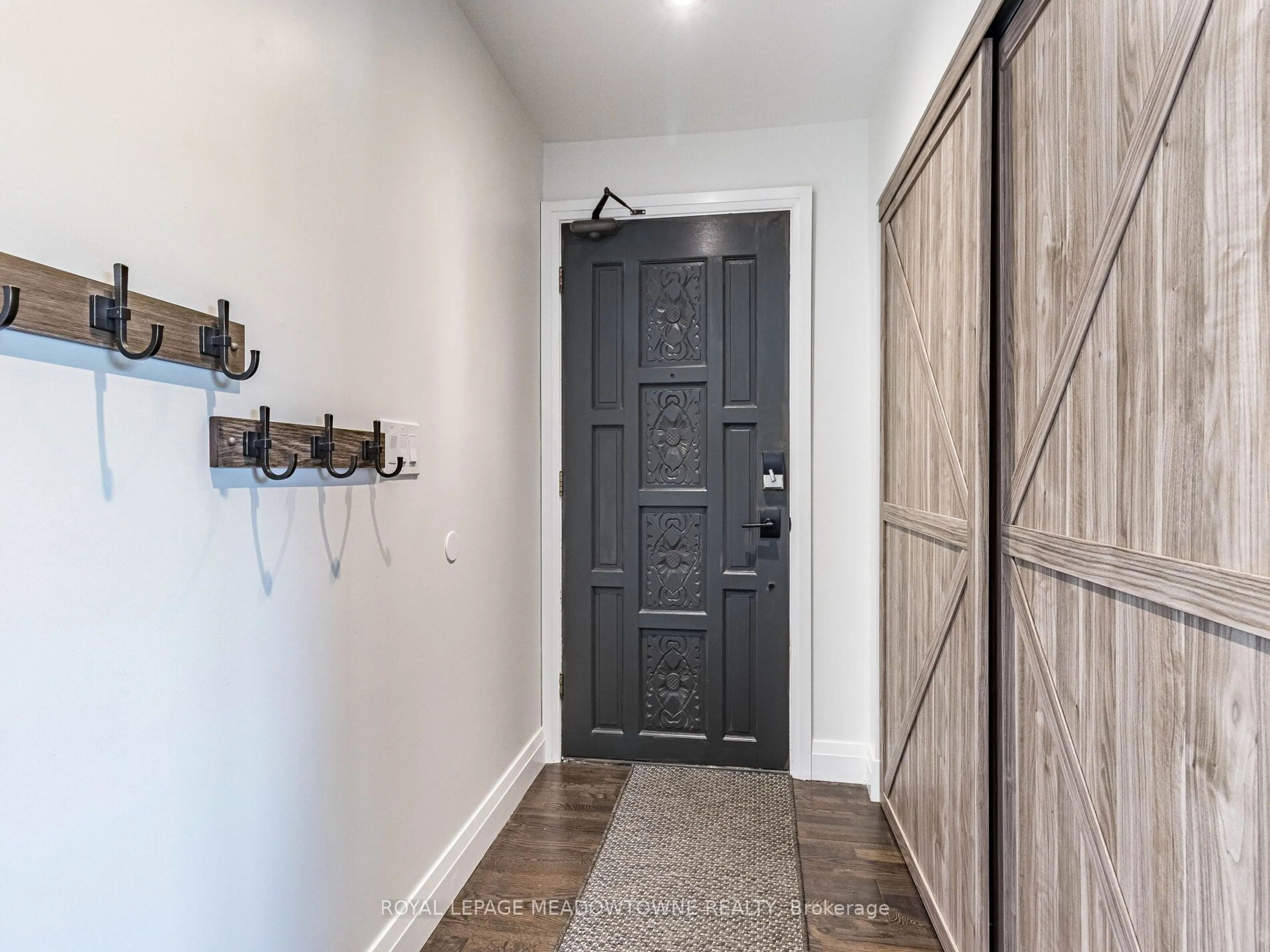 Indoor entryway for 48 Chatsworth Dr, Brampton Ontario L6X 2L9