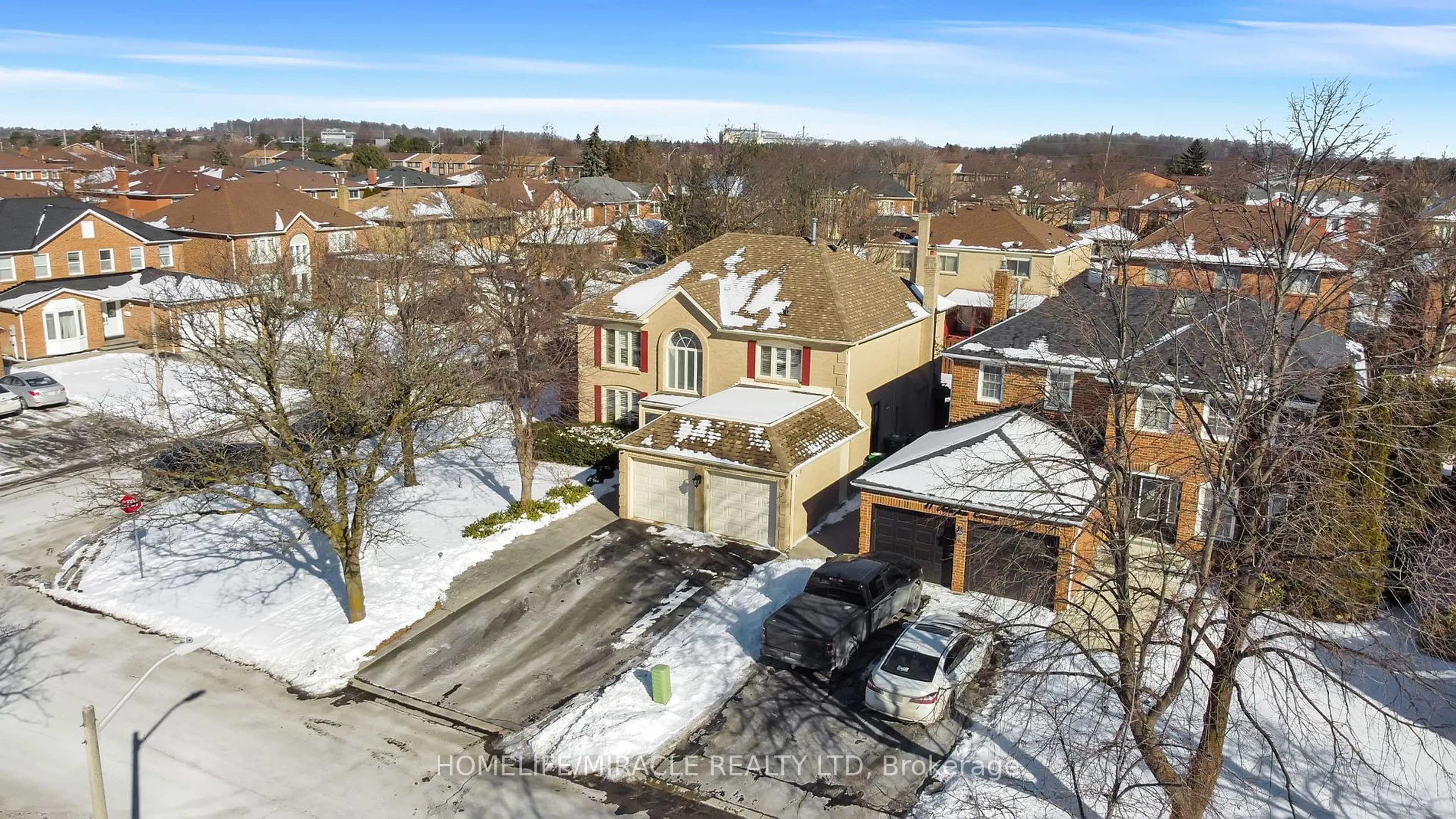 A pic from outside/outdoor area/front of a property/back of a property/a pic from drone, street for 45 Nottingham Cres, Brampton Ontario L6S 4G3