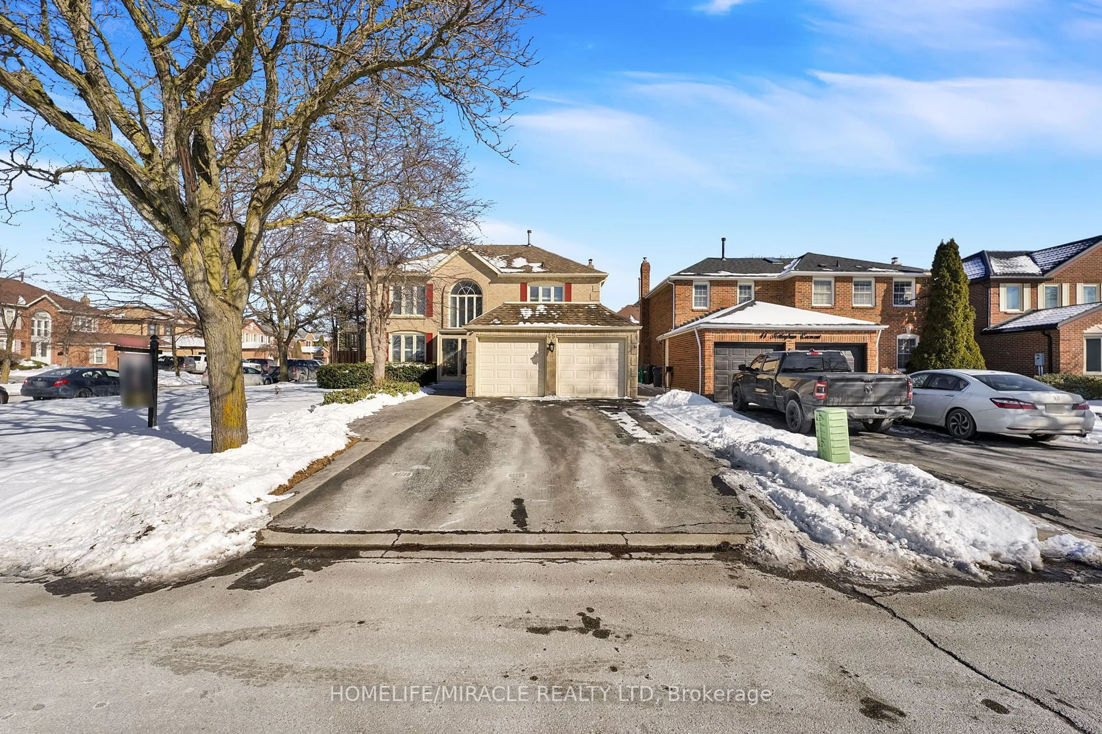 A pic from outside/outdoor area/front of a property/back of a property/a pic from drone, street for 45 Nottingham Cres, Brampton Ontario L6S 4G3