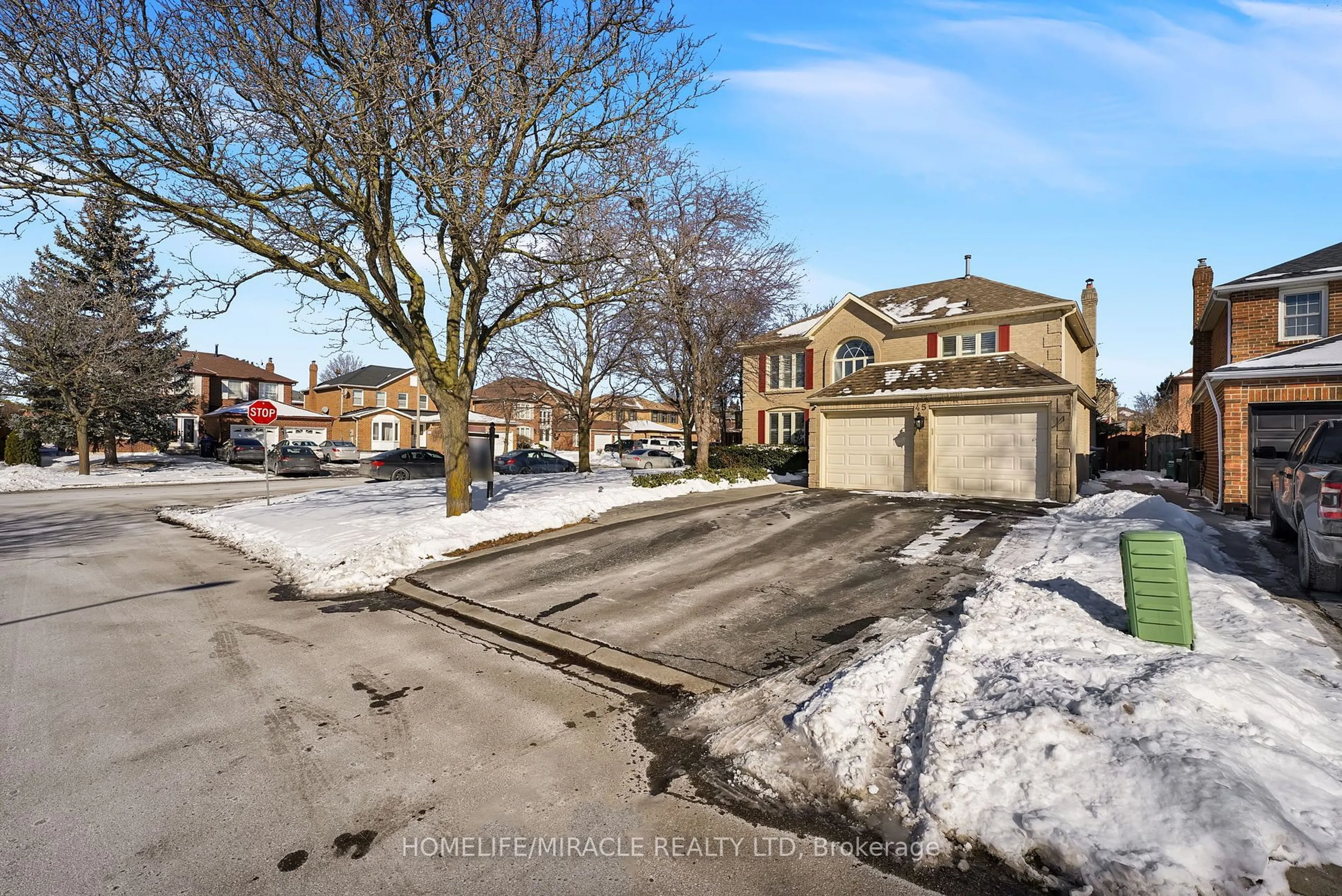 A pic from outside/outdoor area/front of a property/back of a property/a pic from drone, street for 45 Nottingham Cres, Brampton Ontario L6S 4G3