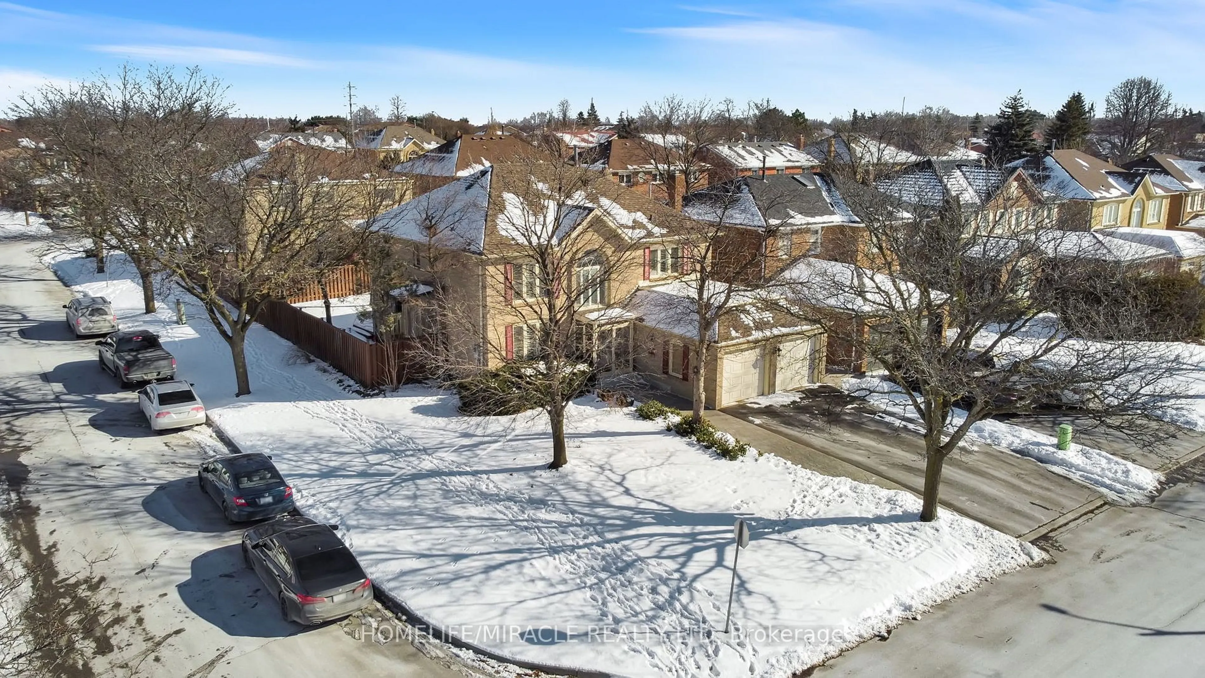 A pic from outside/outdoor area/front of a property/back of a property/a pic from drone, street for 45 Nottingham Cres, Brampton Ontario L6S 4G3