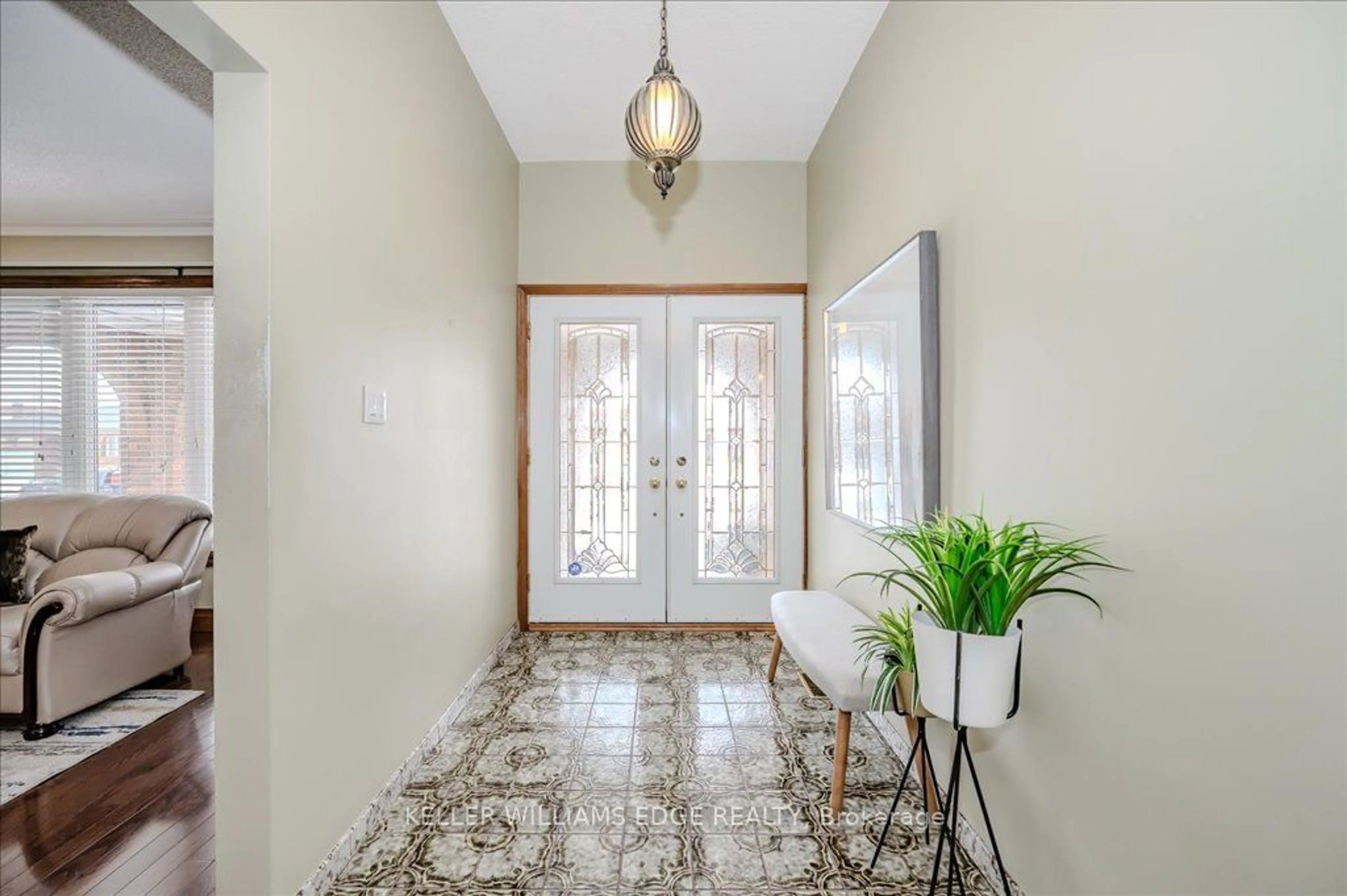 Indoor foyer for 112 Linkdale Rd, Brampton Ontario L6V 3A2