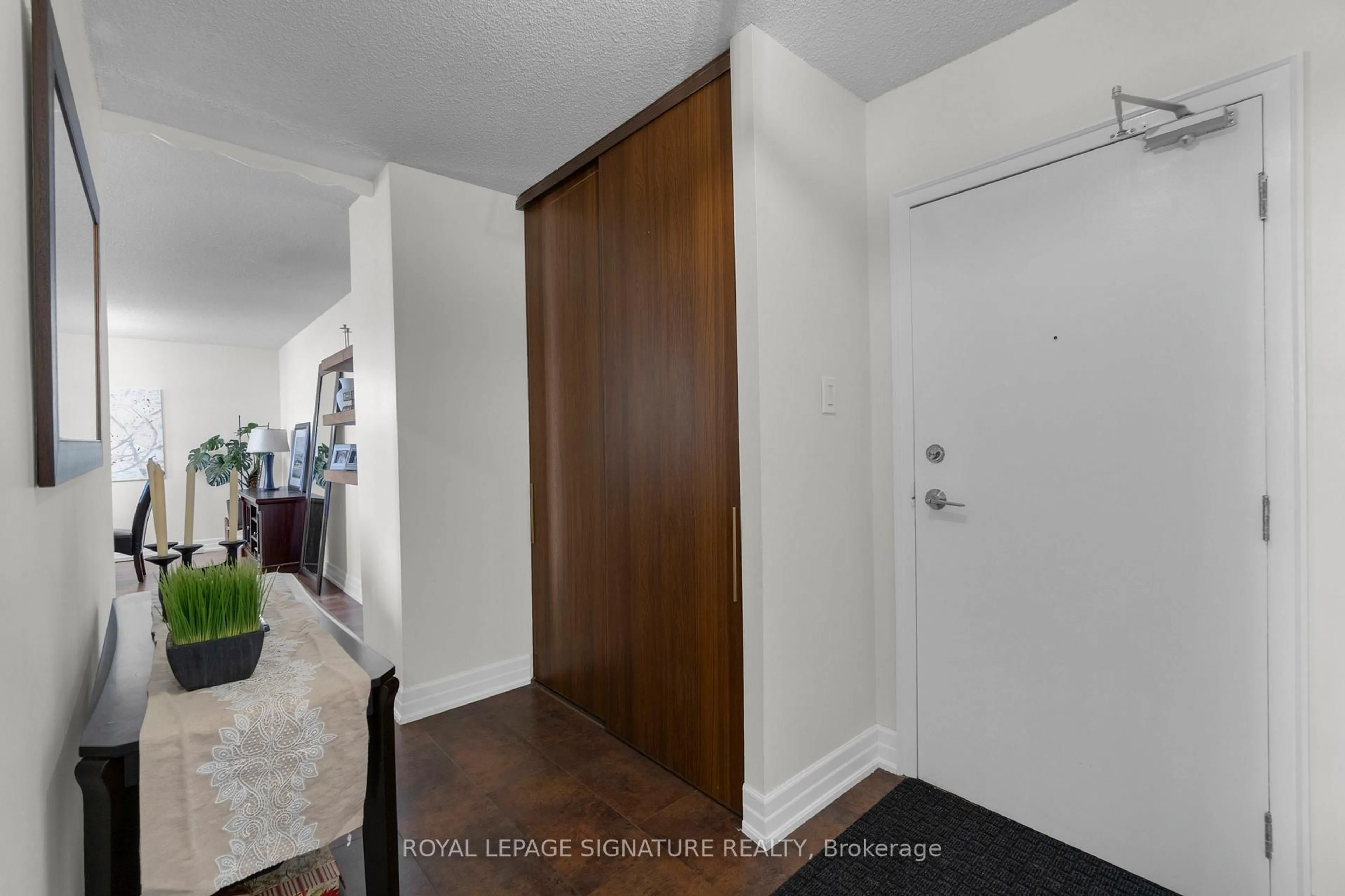 Indoor entryway for 25 Kensington Rd #1908, Brampton Ontario L6T 3W8