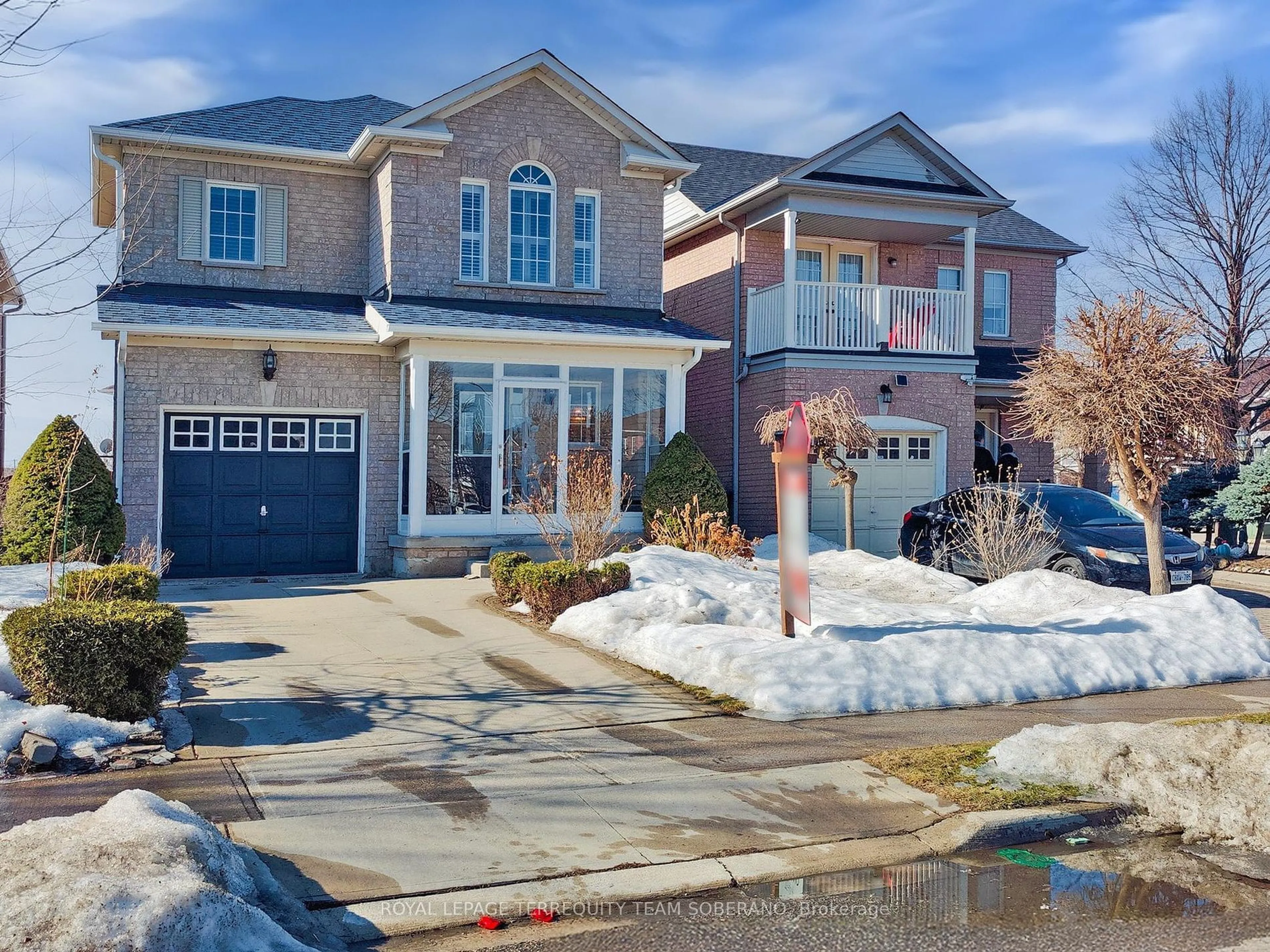 Home with brick exterior material, street for 4 Dunlop Crt, Brampton Ontario L6X 4Z8