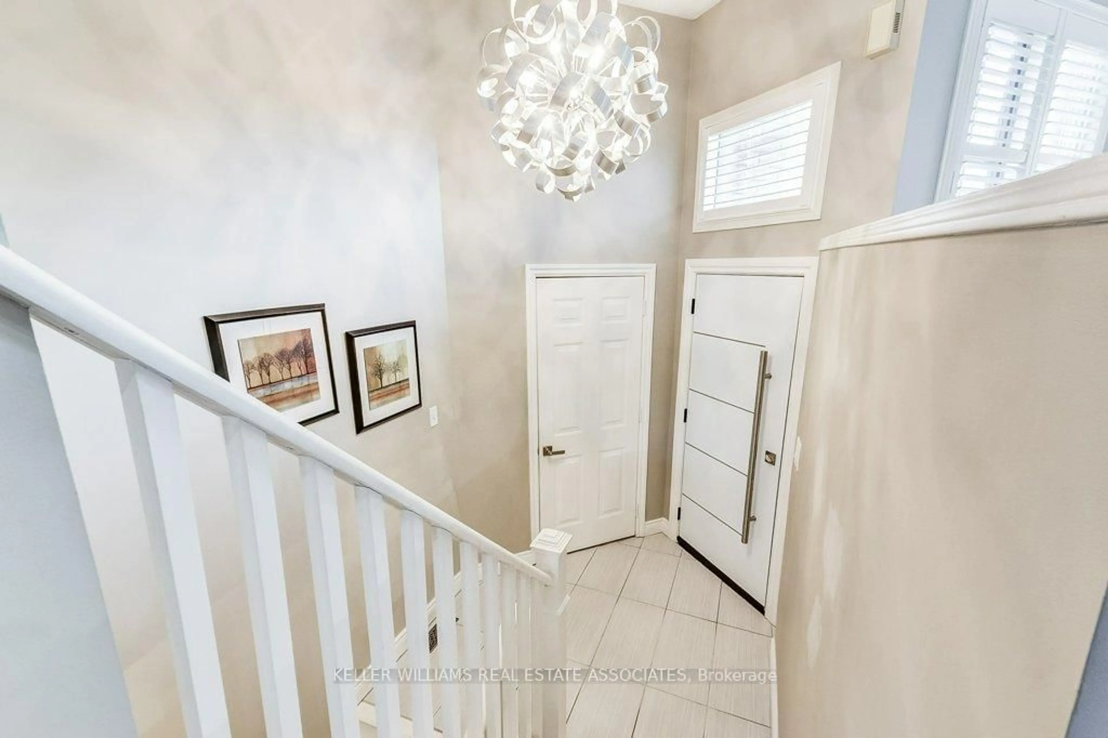 Indoor entryway for 5431 Razorbill Crt, Mississauga Ontario L5V 2C9