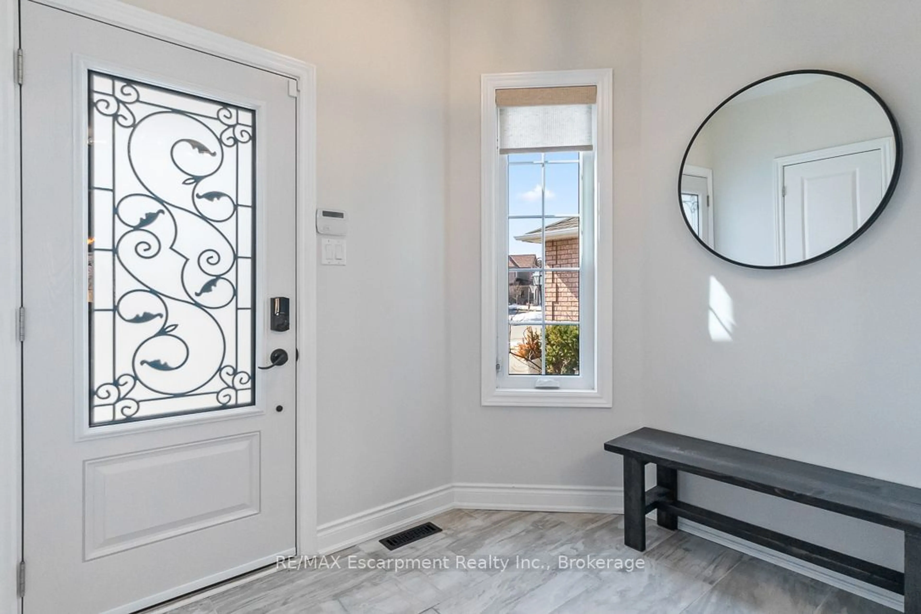 Indoor entryway for 2129 Glenfield Rd, Oakville Ontario L6M 3S4