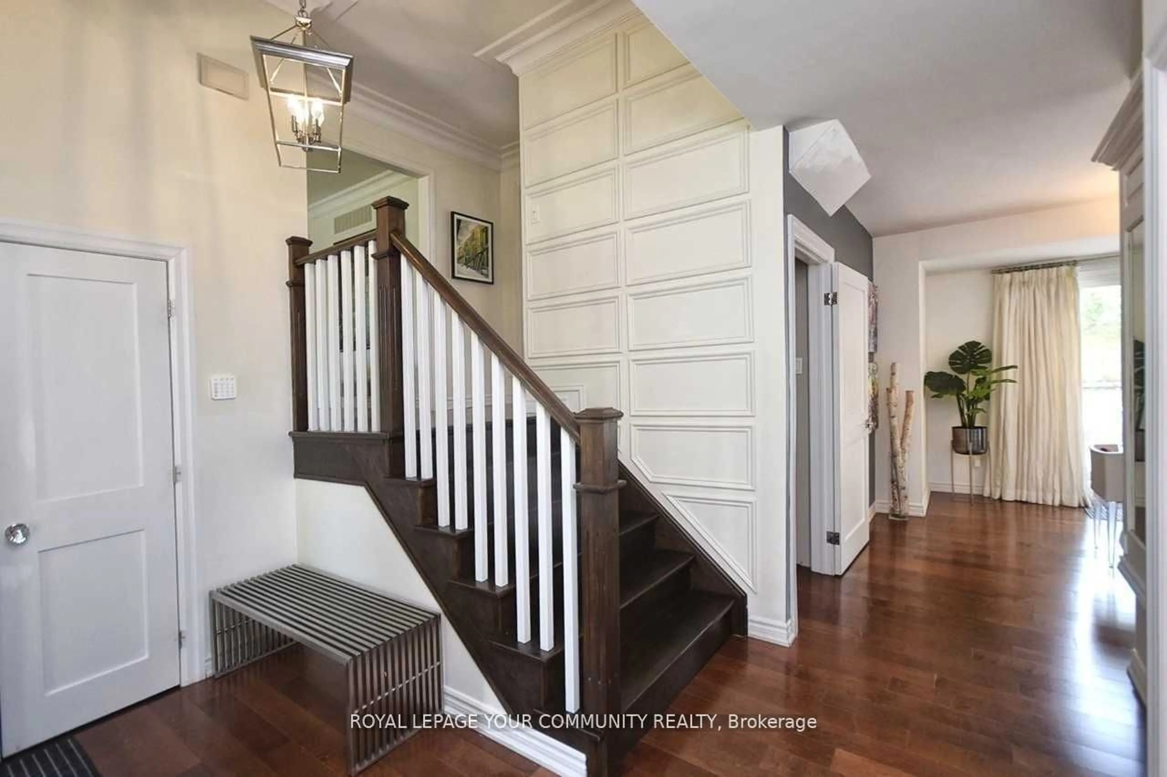 Indoor entryway for 202 Willowridge Crt, Oakville Ontario L6L 5J2