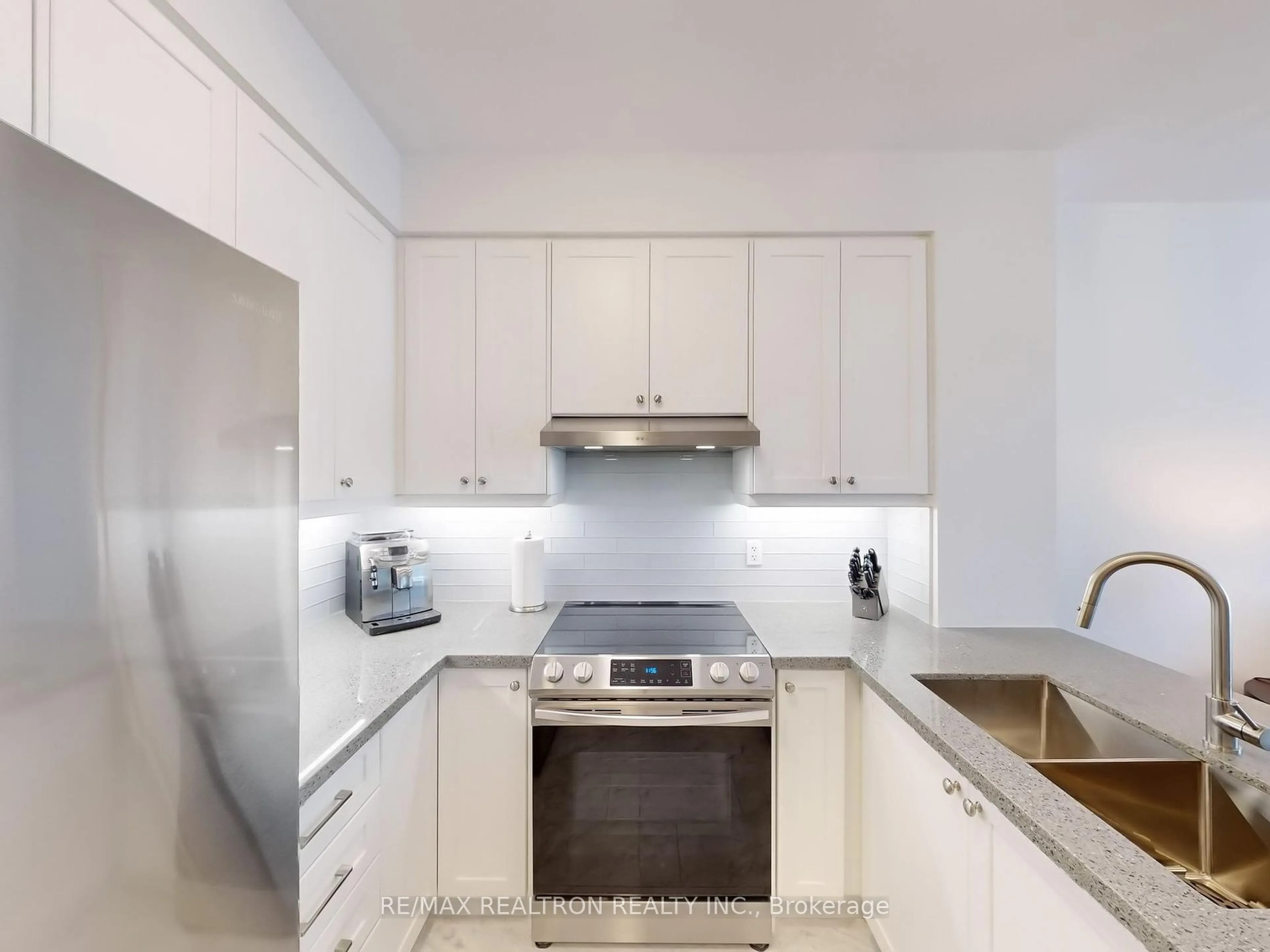 Contemporary kitchen, ceramic/tile floor for 225 Webb Dr #405, Mississauga Ontario L5B 4P2