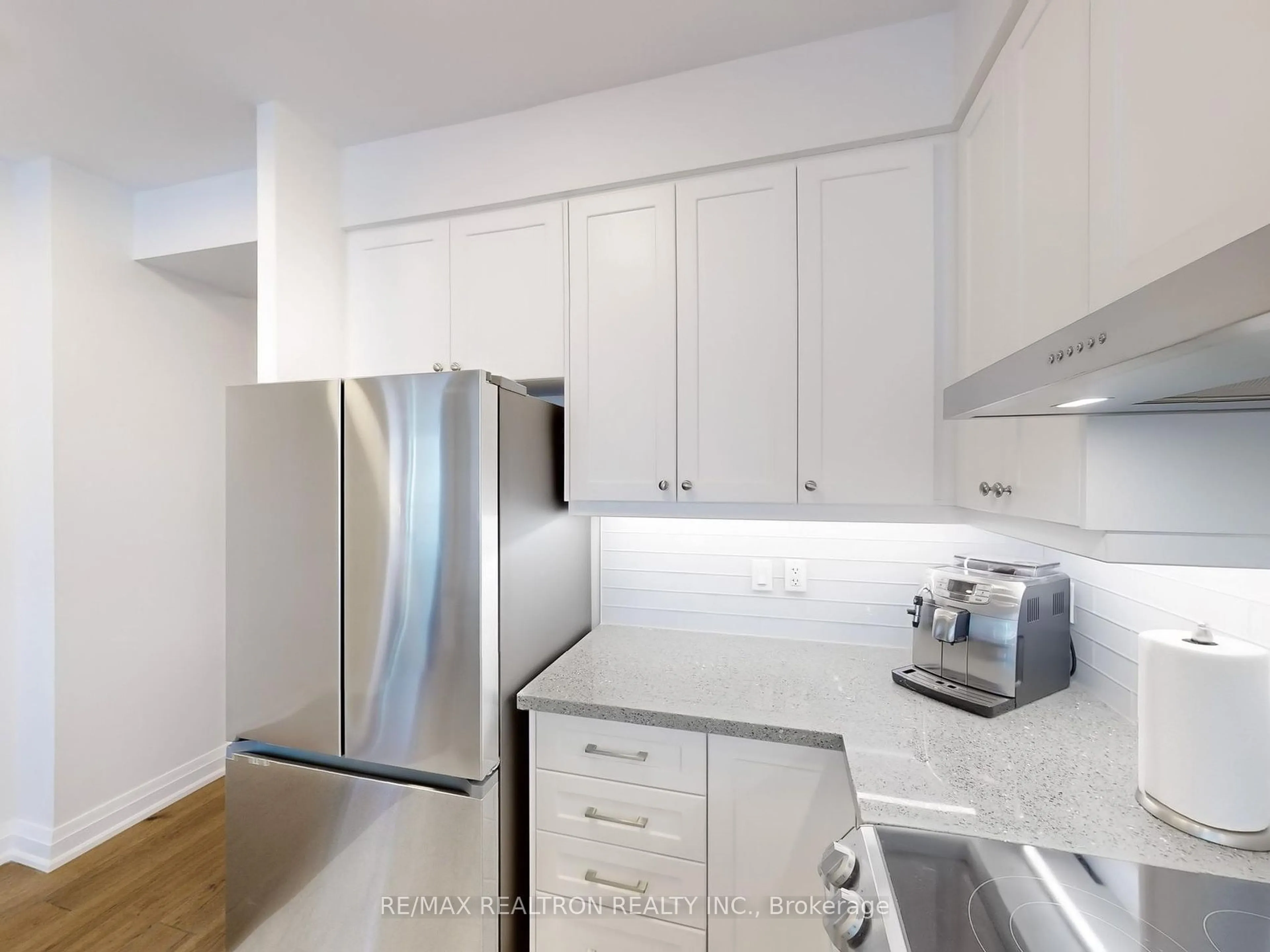 Standard kitchen, wood/laminate floor for 225 Webb Dr #405, Mississauga Ontario L5B 4P2