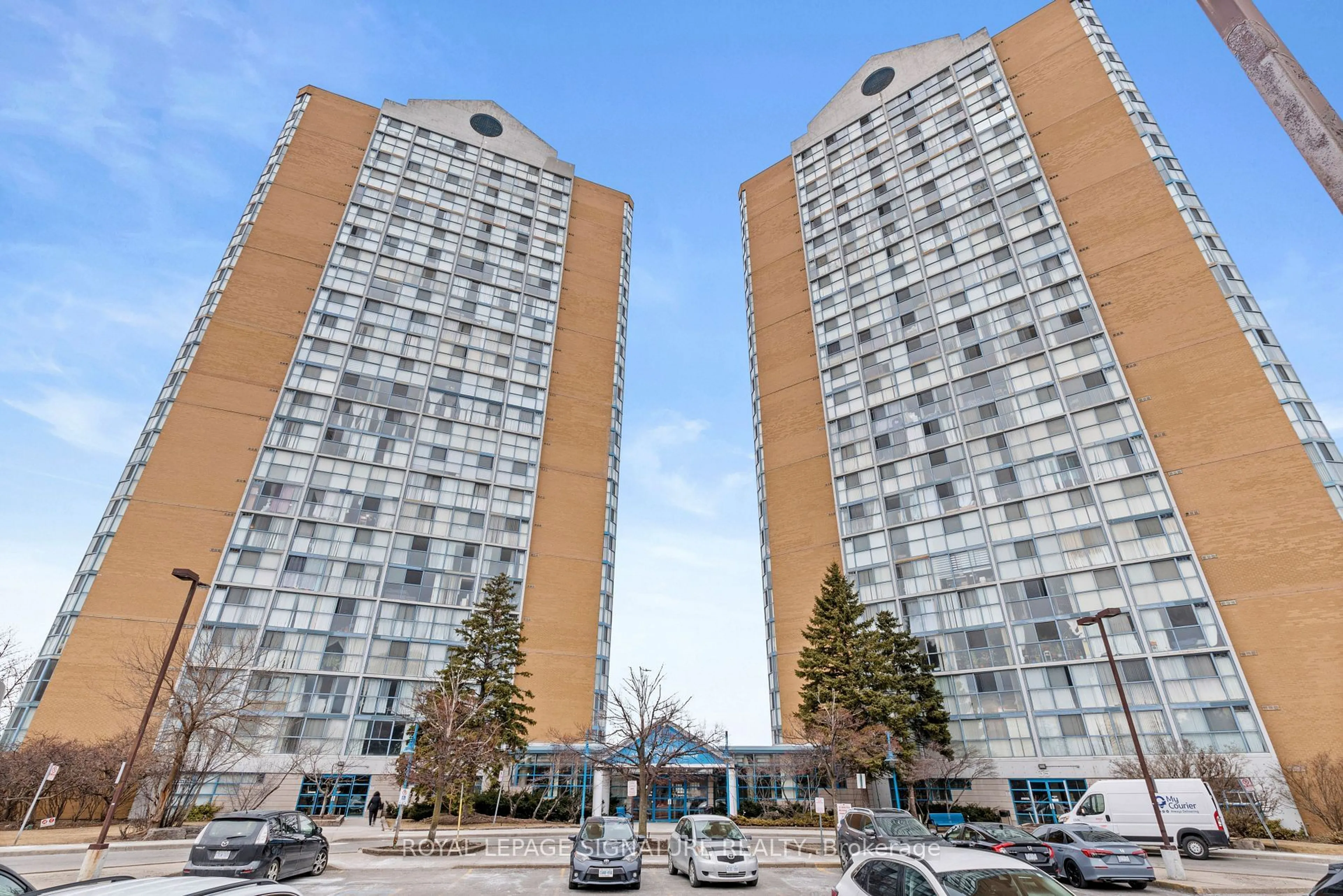 Patio, building for 35 Trailwood Dr #1218, Mississauga Ontario L4Z 3K9