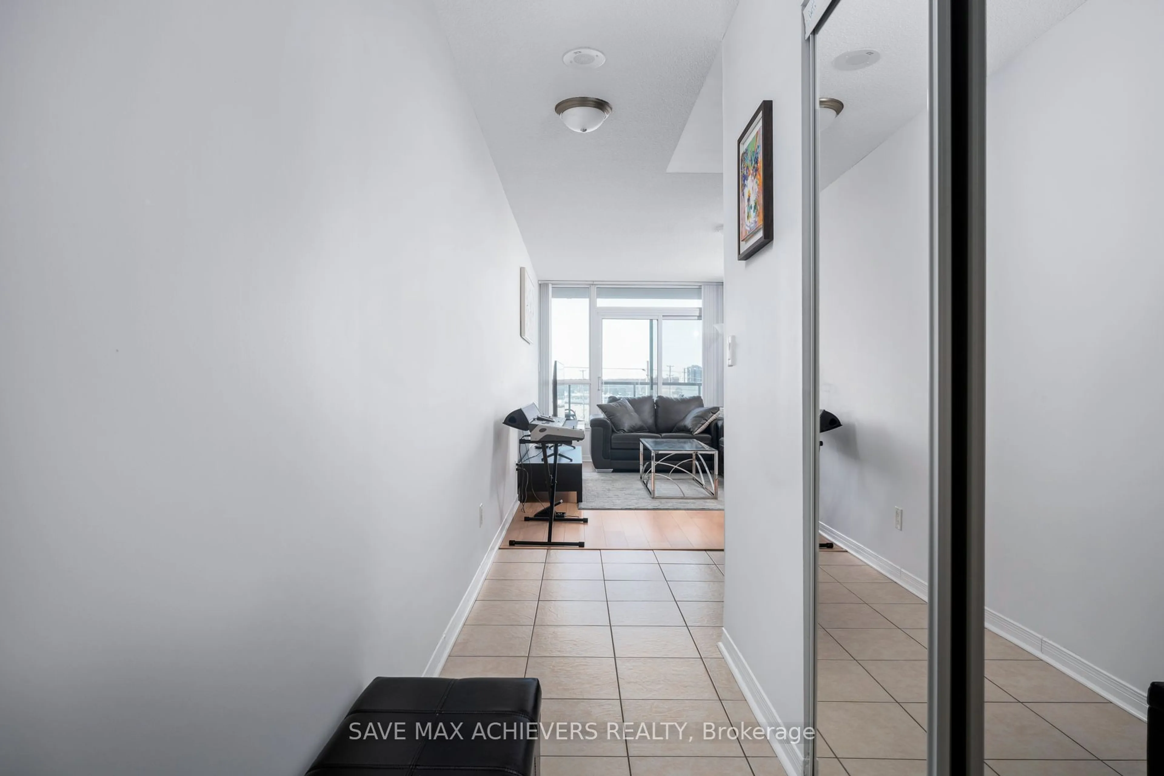 Indoor entryway for 4900 Glen Erin Dr #611, Mississauga Ontario L5M 7S2