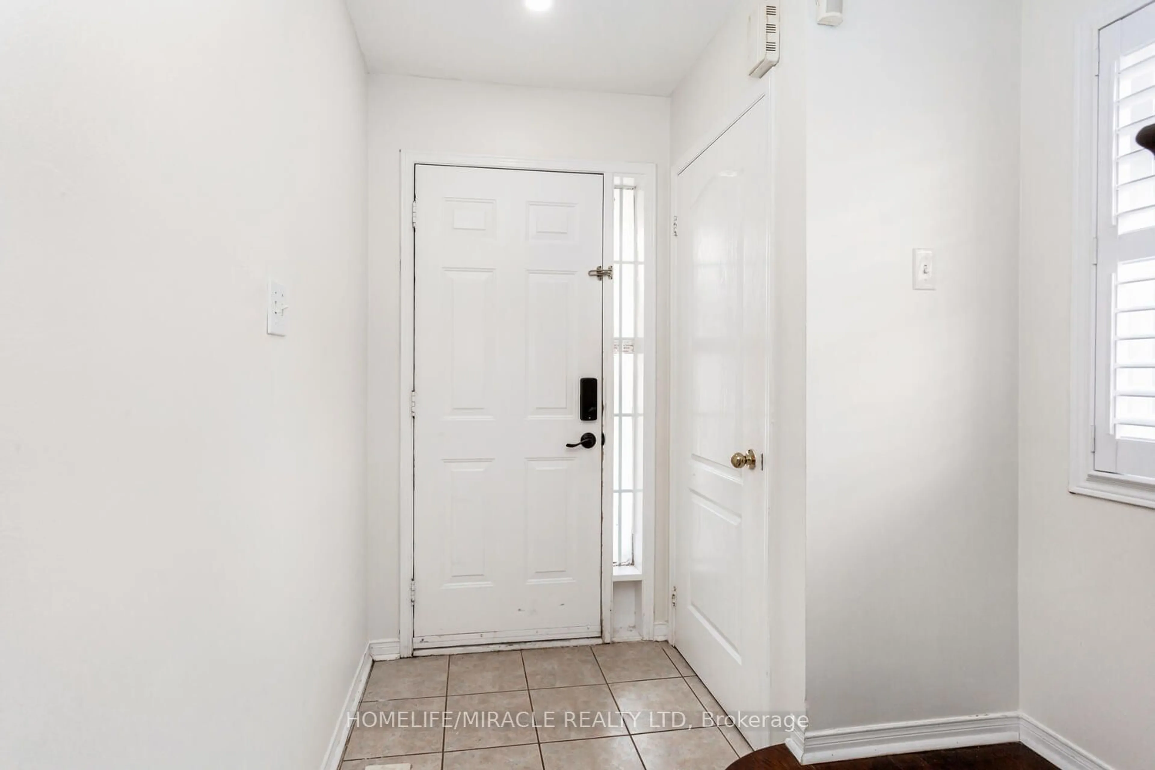 Indoor entryway for 44 Needlewood Lane, Brampton Ontario L6R 2N3