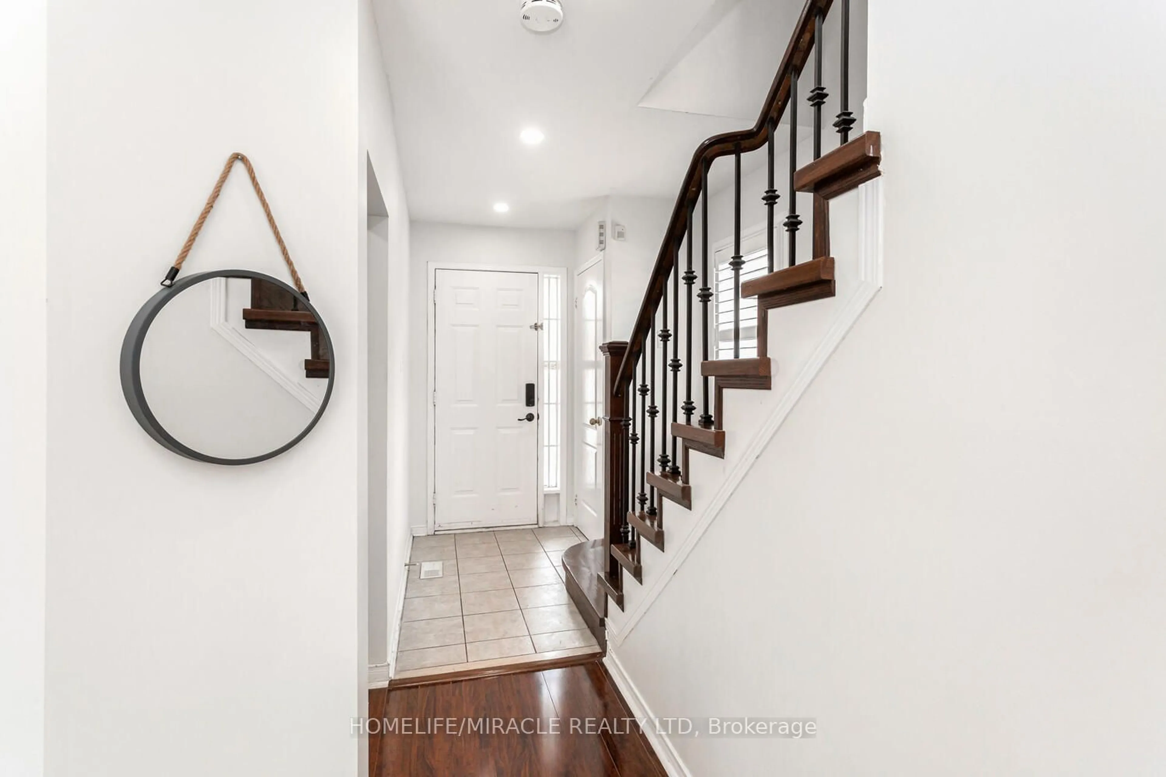 Indoor entryway for 44 Needlewood Lane, Brampton Ontario L6R 2N3