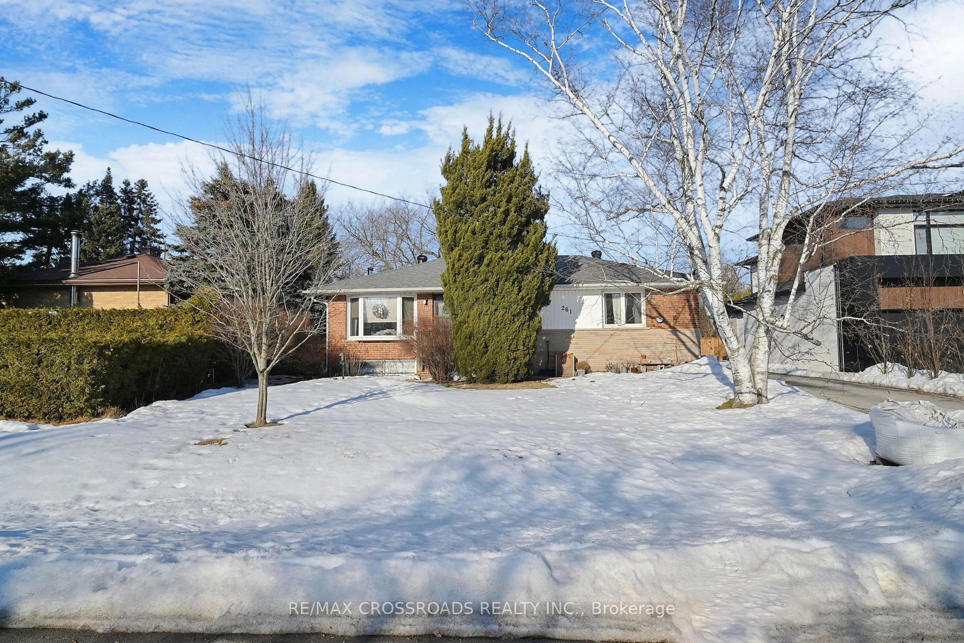 A pic from outside/outdoor area/front of a property/back of a property/a pic from drone, unknown for 261 Cherryhill Rd, Oakville Ontario L6L 3E3