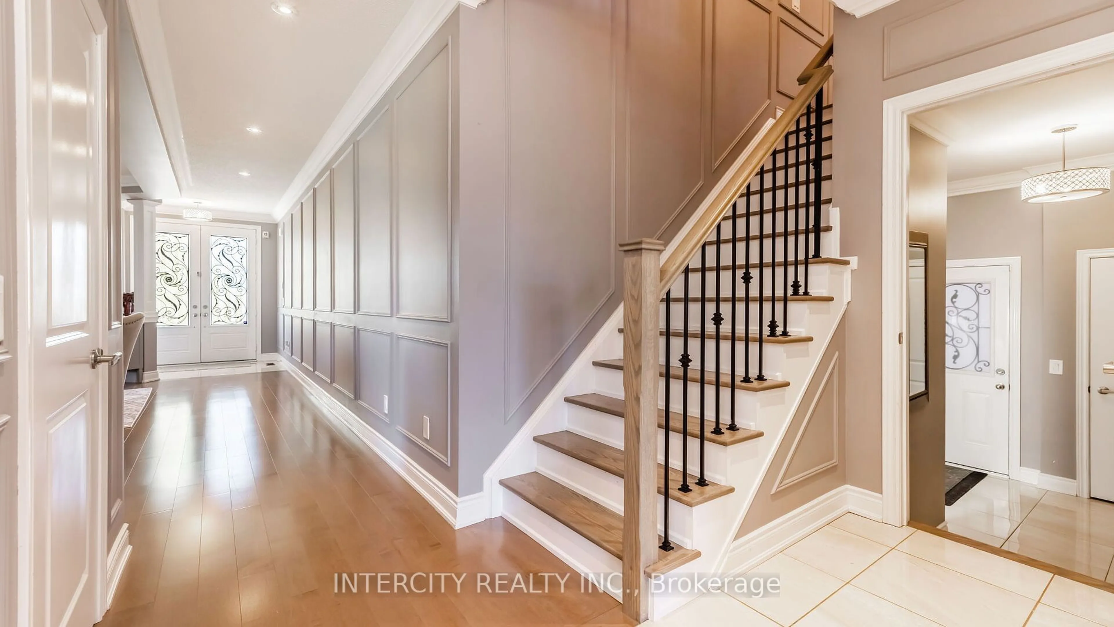 Indoor entryway for 58 Bansbury Circ, Brampton Ontario L6P 0H8