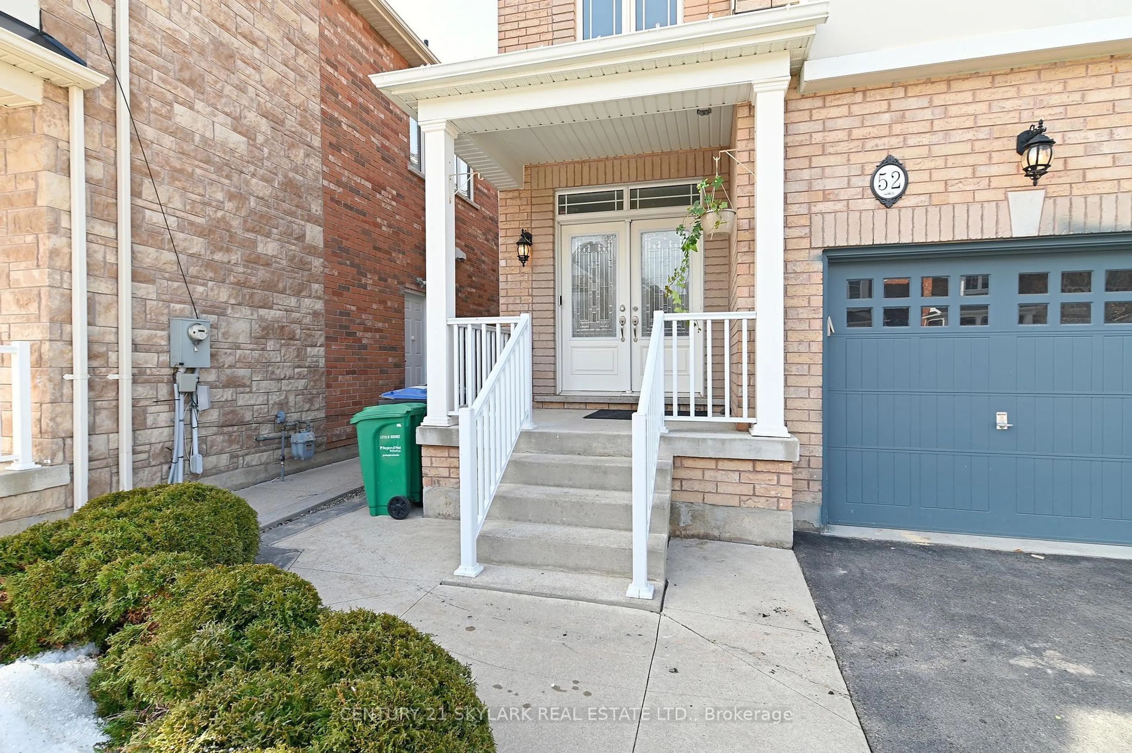 Indoor entryway for 52 Swanton Rd, Brampton Ontario L6X 5H5