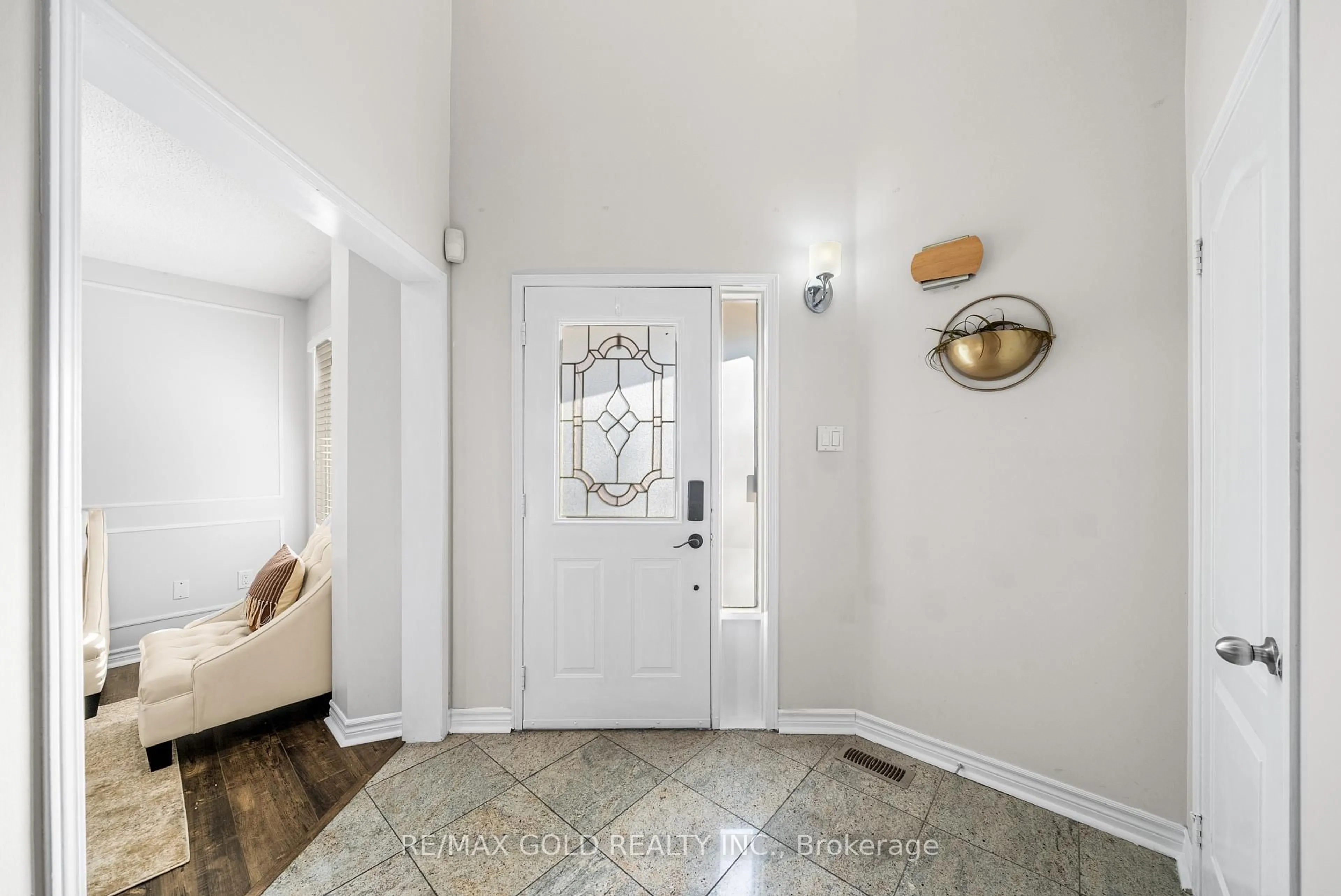 Indoor entryway for 1435 Emerson Lane, Mississauga Ontario L5V 1L7