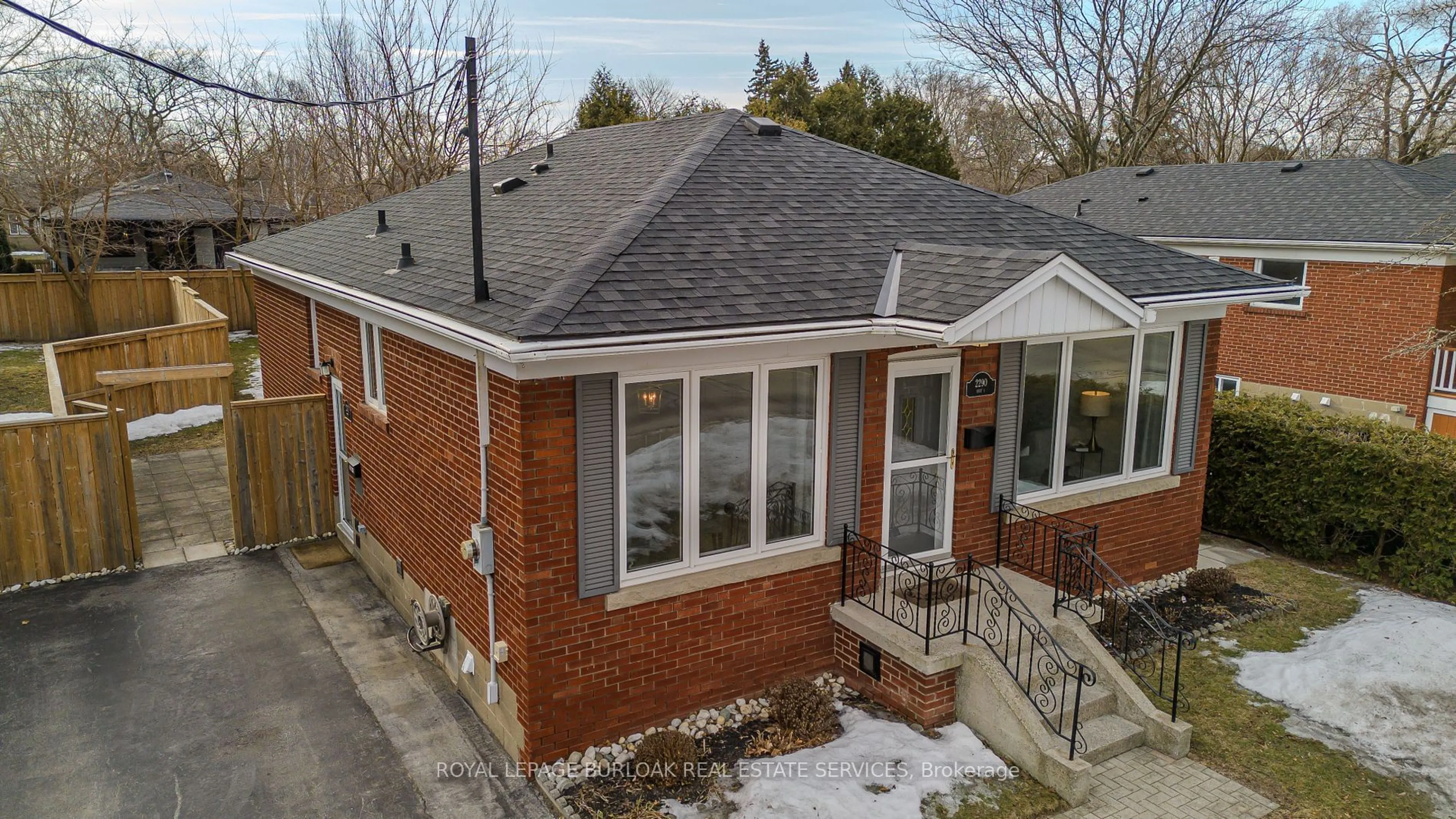 Home with brick exterior material, street for 2290 Woodward Ave, Burlington Ontario L7R 1T6