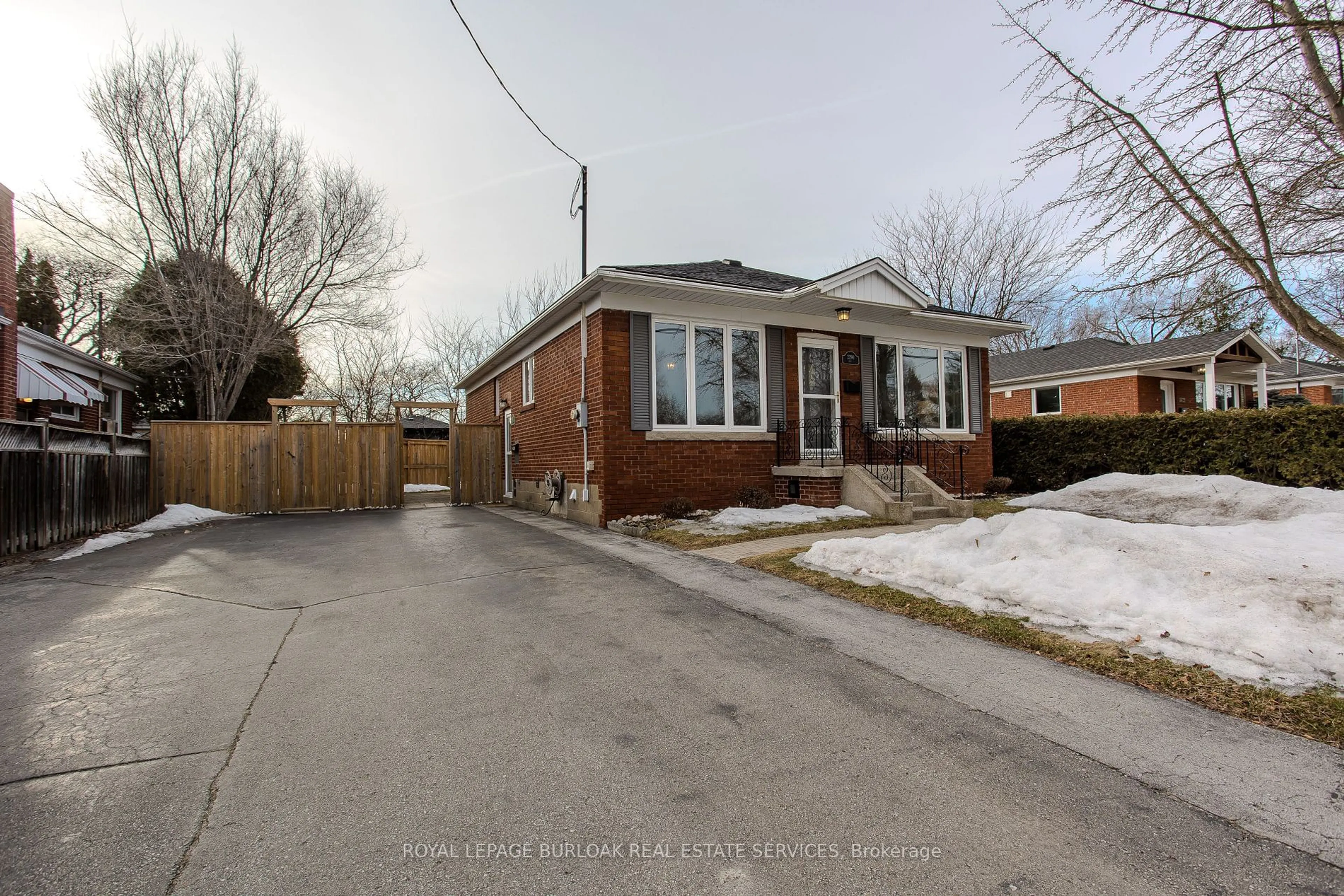 Home with brick exterior material, street for 2290 Woodward Ave, Burlington Ontario L7R 1T6