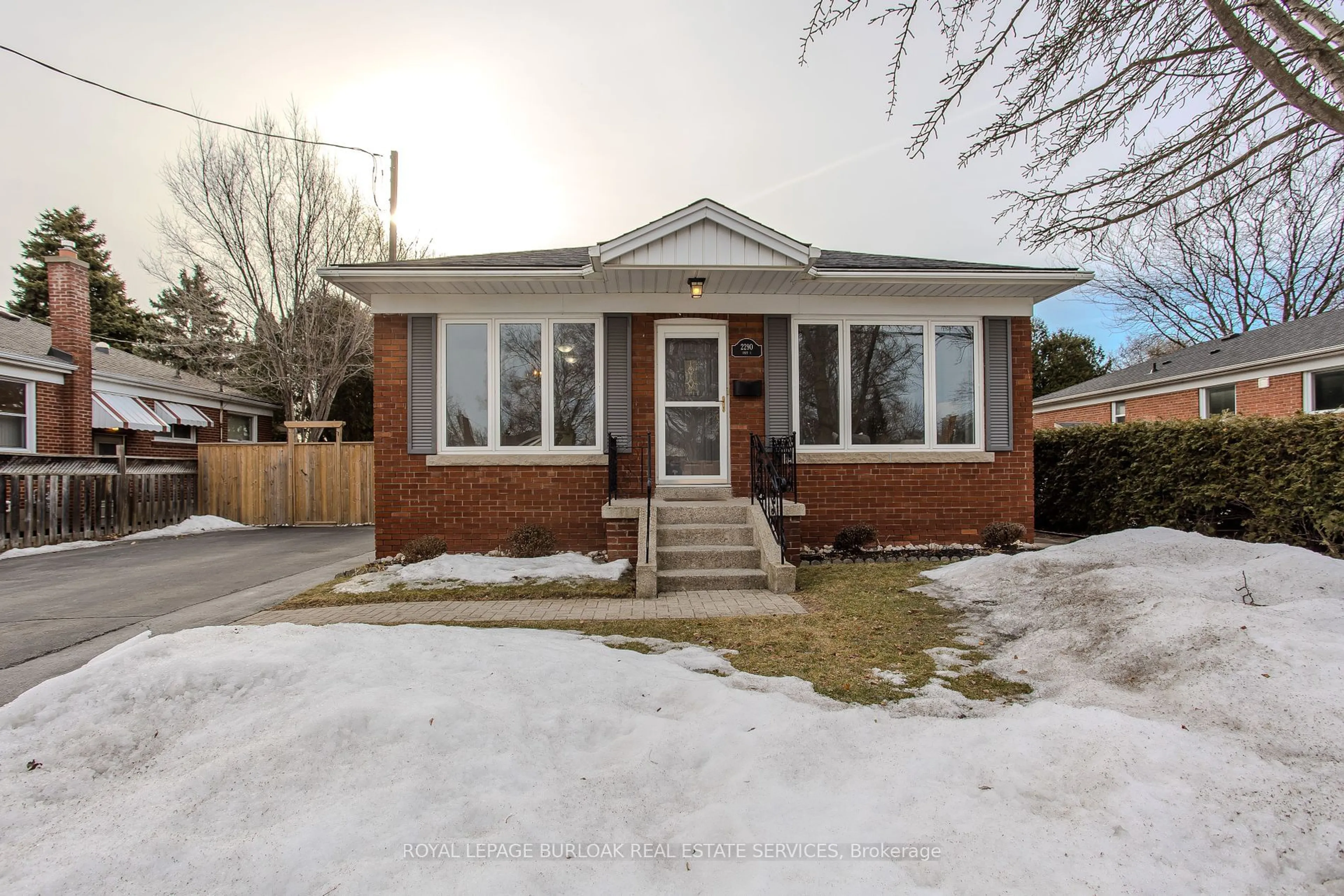 Home with brick exterior material, street for 2290 Woodward Ave, Burlington Ontario L7R 1T6