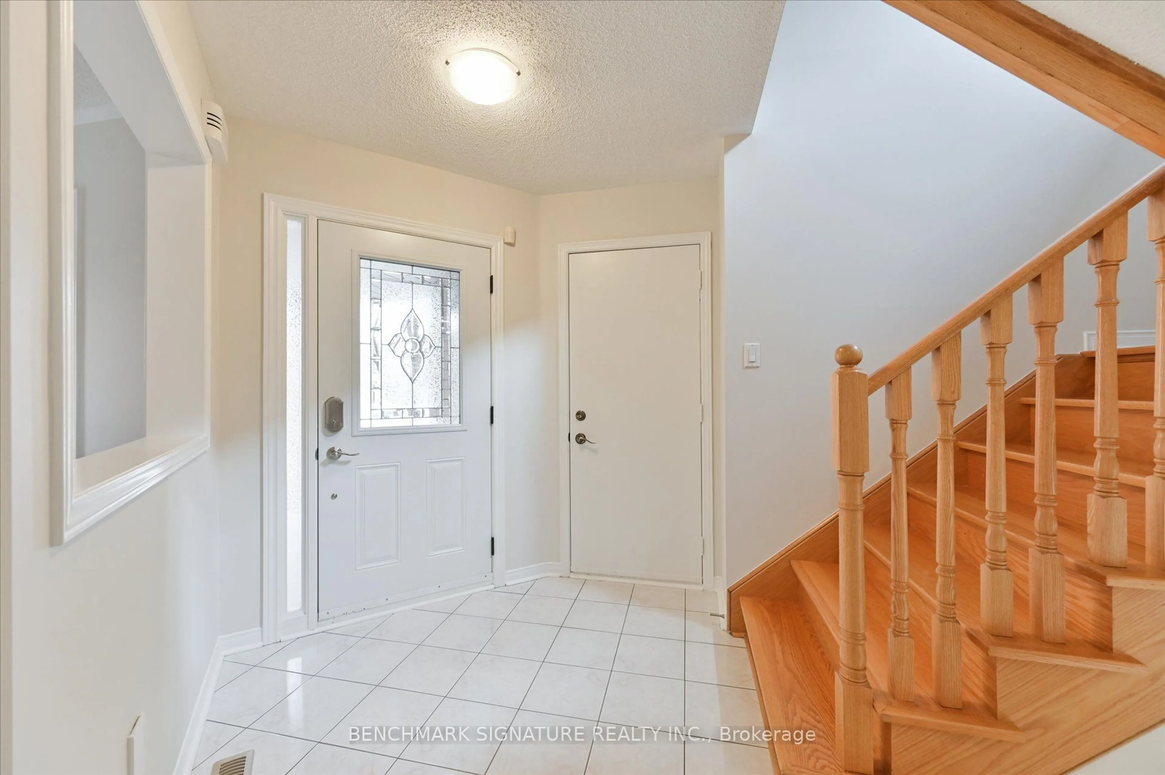 Indoor entryway for 3939 hazelridge Rd, Mississauga Ontario L5N 6Z5