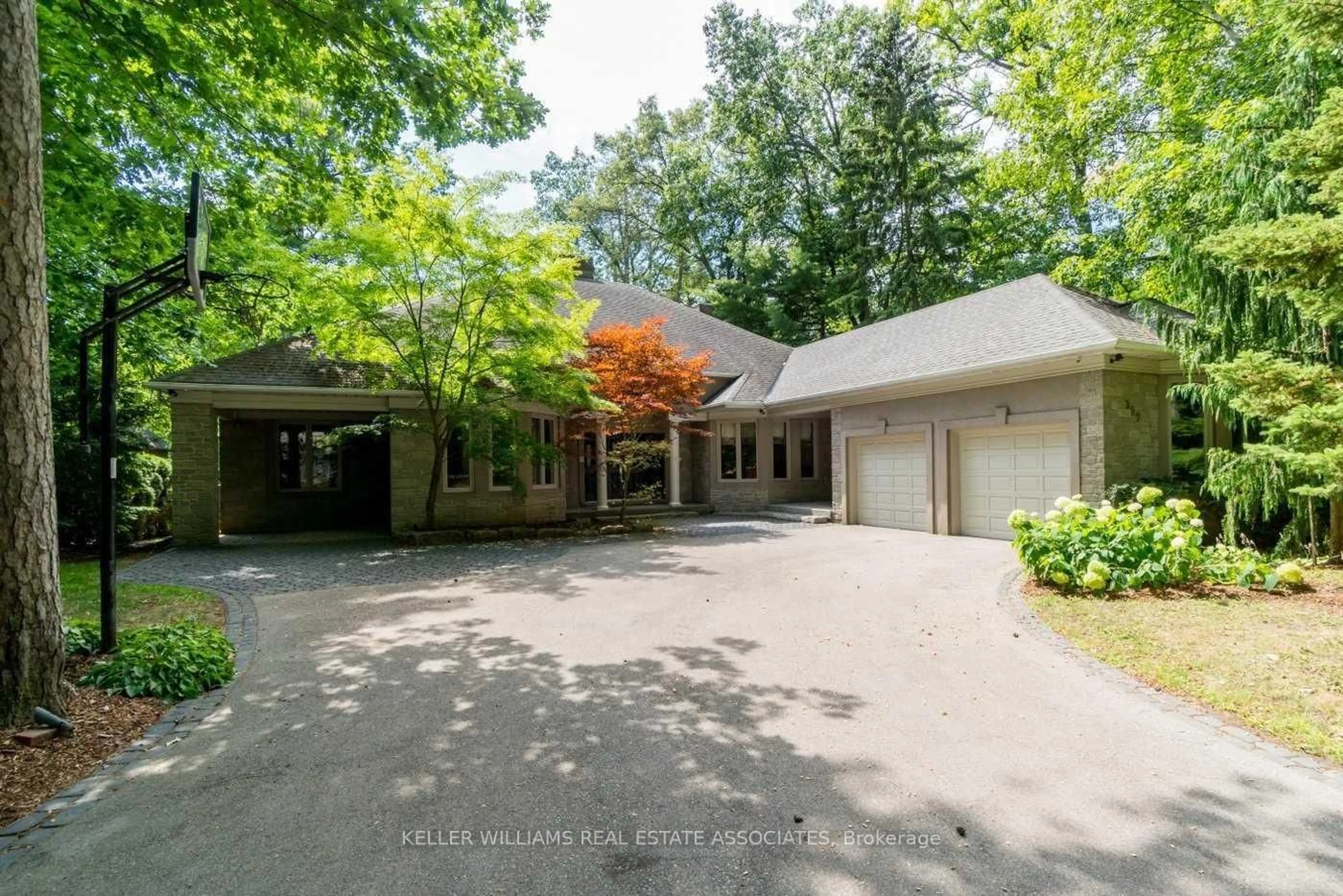 A pic from outside/outdoor area/front of a property/back of a property/a pic from drone, street for 950 Whittier Cres, Mississauga Ontario L5H 2X3