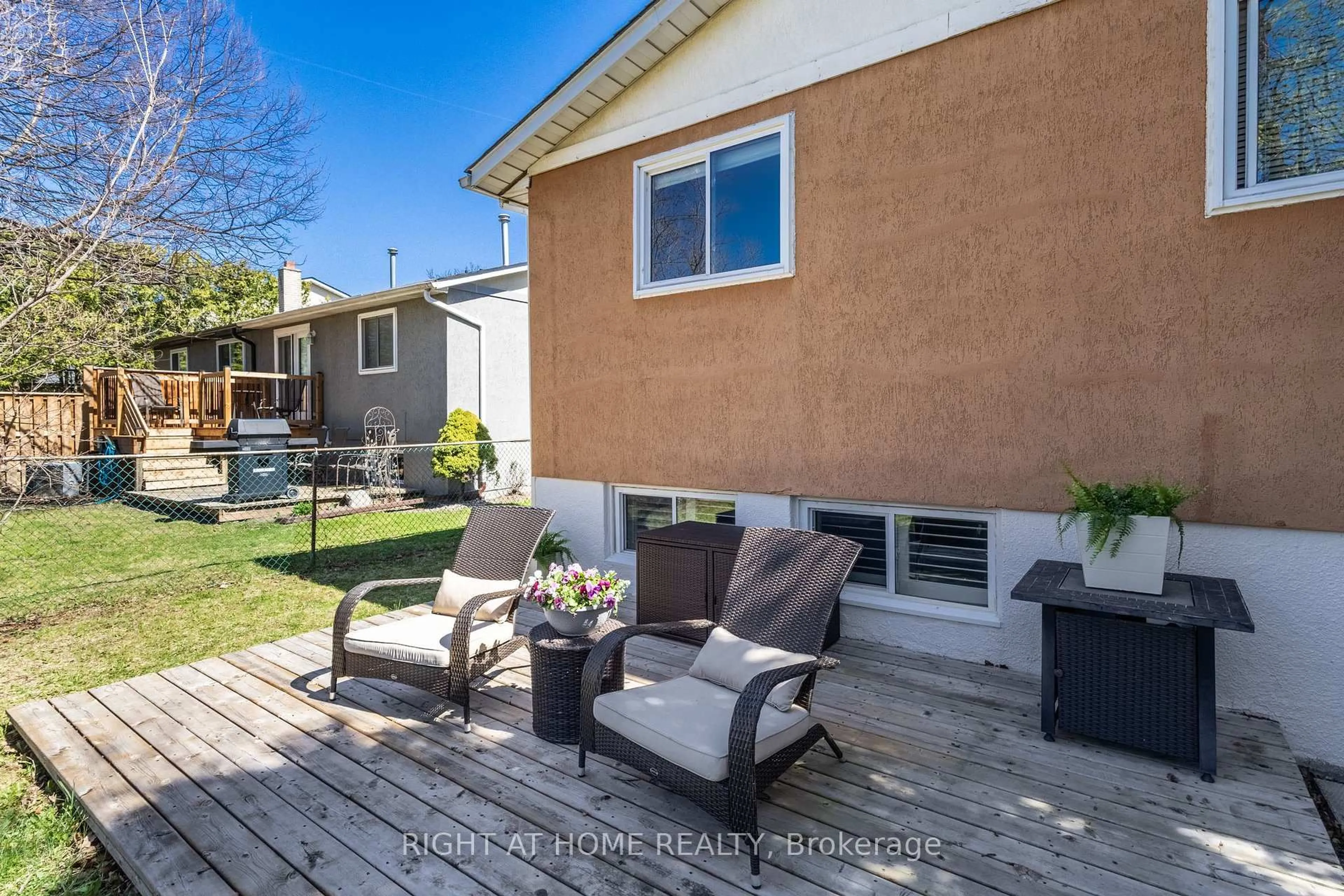 Patio, street for 1462 Paddington Crt, Burlington Ontario L7M 1W7