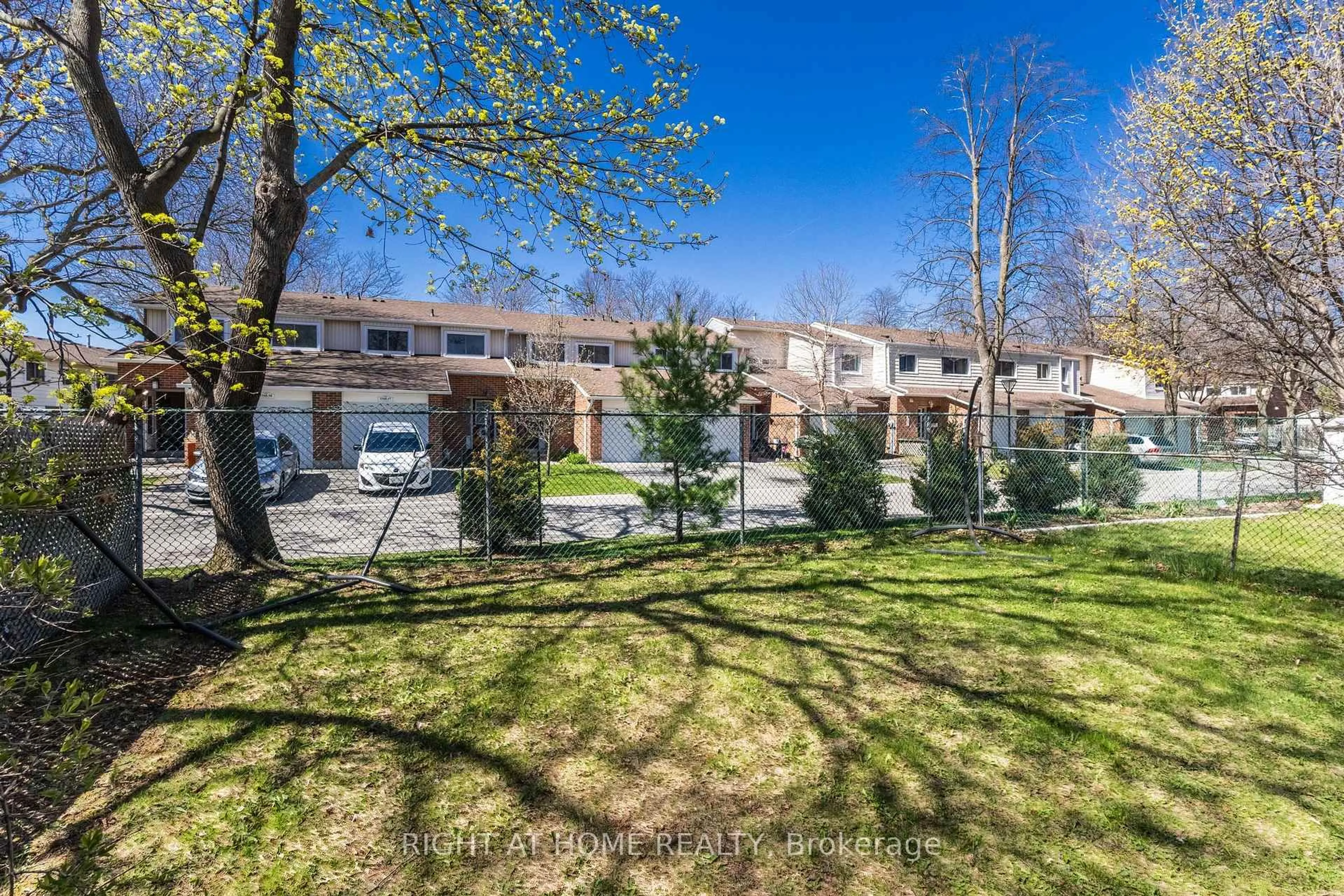 A pic from outside/outdoor area/front of a property/back of a property/a pic from drone, unknown for 1462 Paddington Crt, Burlington Ontario L7M 1W7