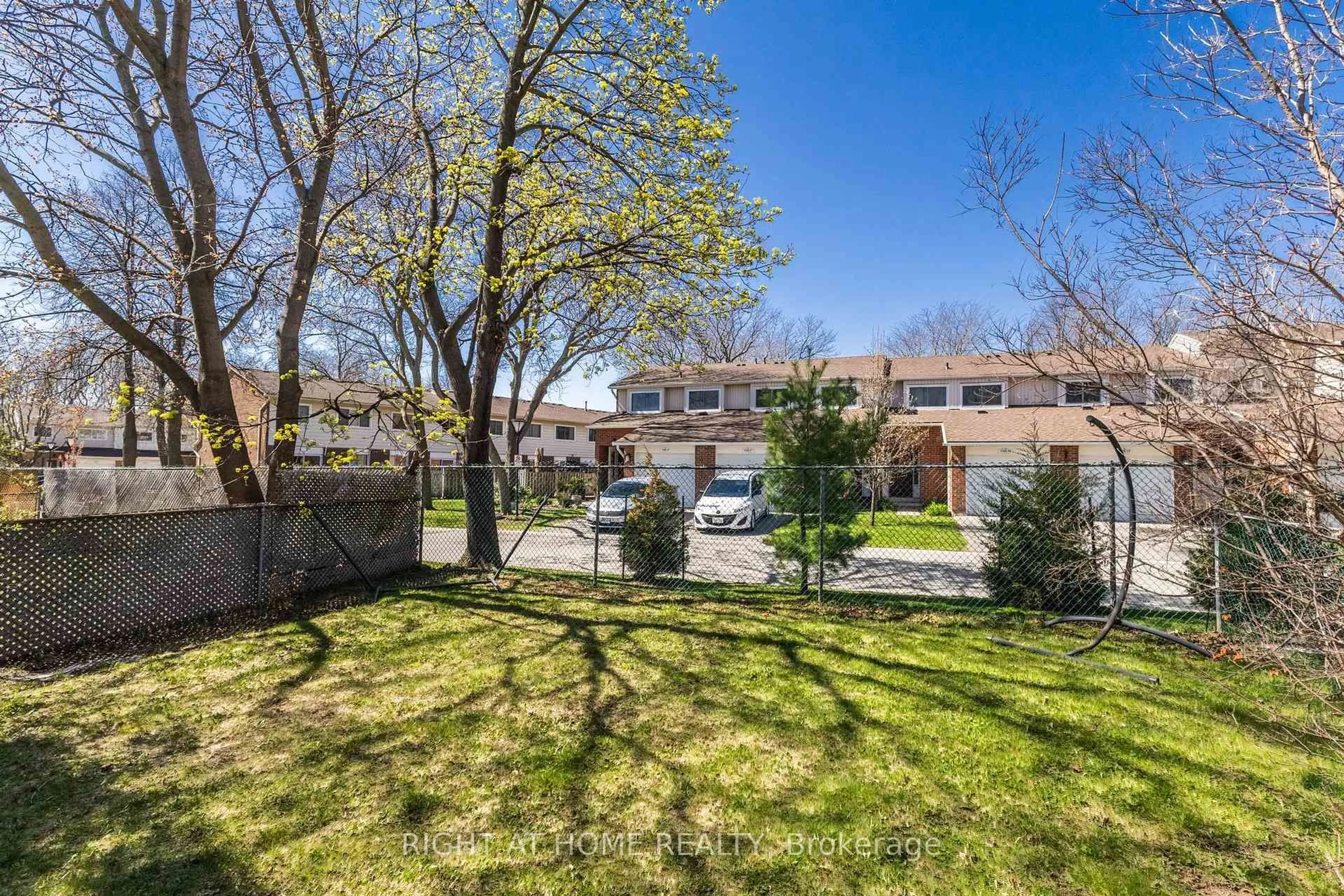 Patio, street for 1462 Paddington Crt, Burlington Ontario L7M 1W7