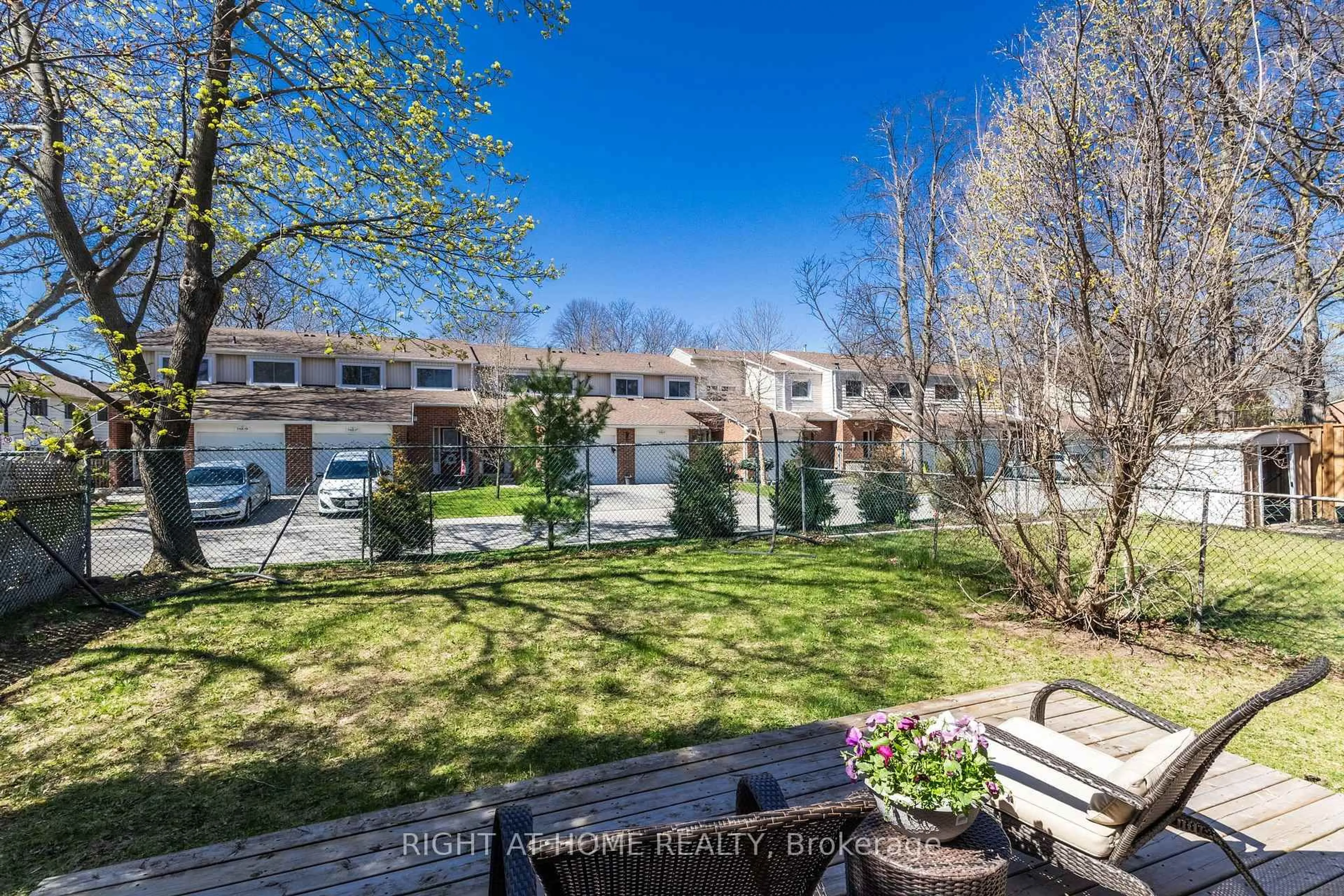 A pic from outside/outdoor area/front of a property/back of a property/a pic from drone, unknown for 1462 Paddington Crt, Burlington Ontario L7M 1W7