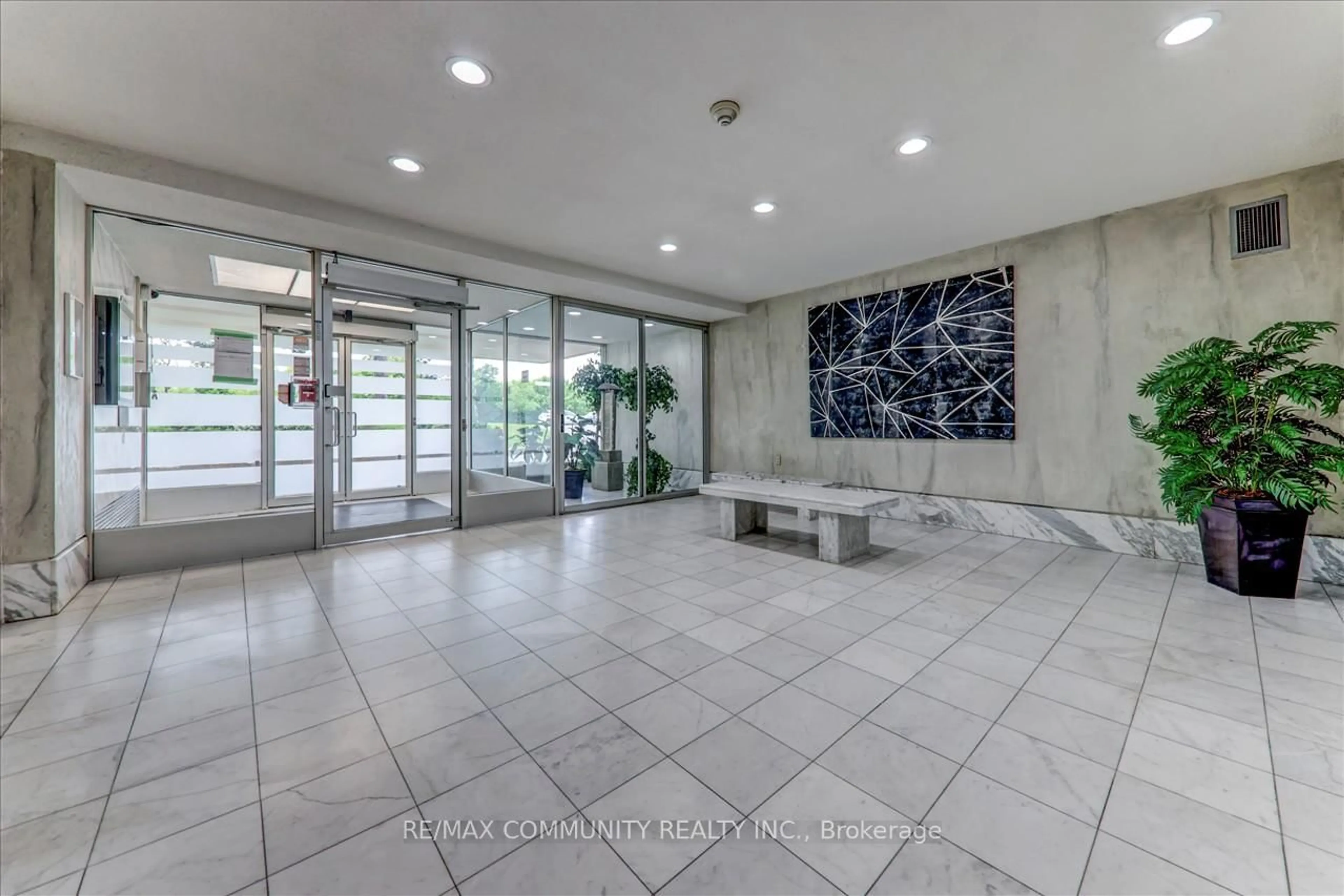 Indoor foyer for 2835 Islington Ave #503, Toronto Ontario M9L 2K2