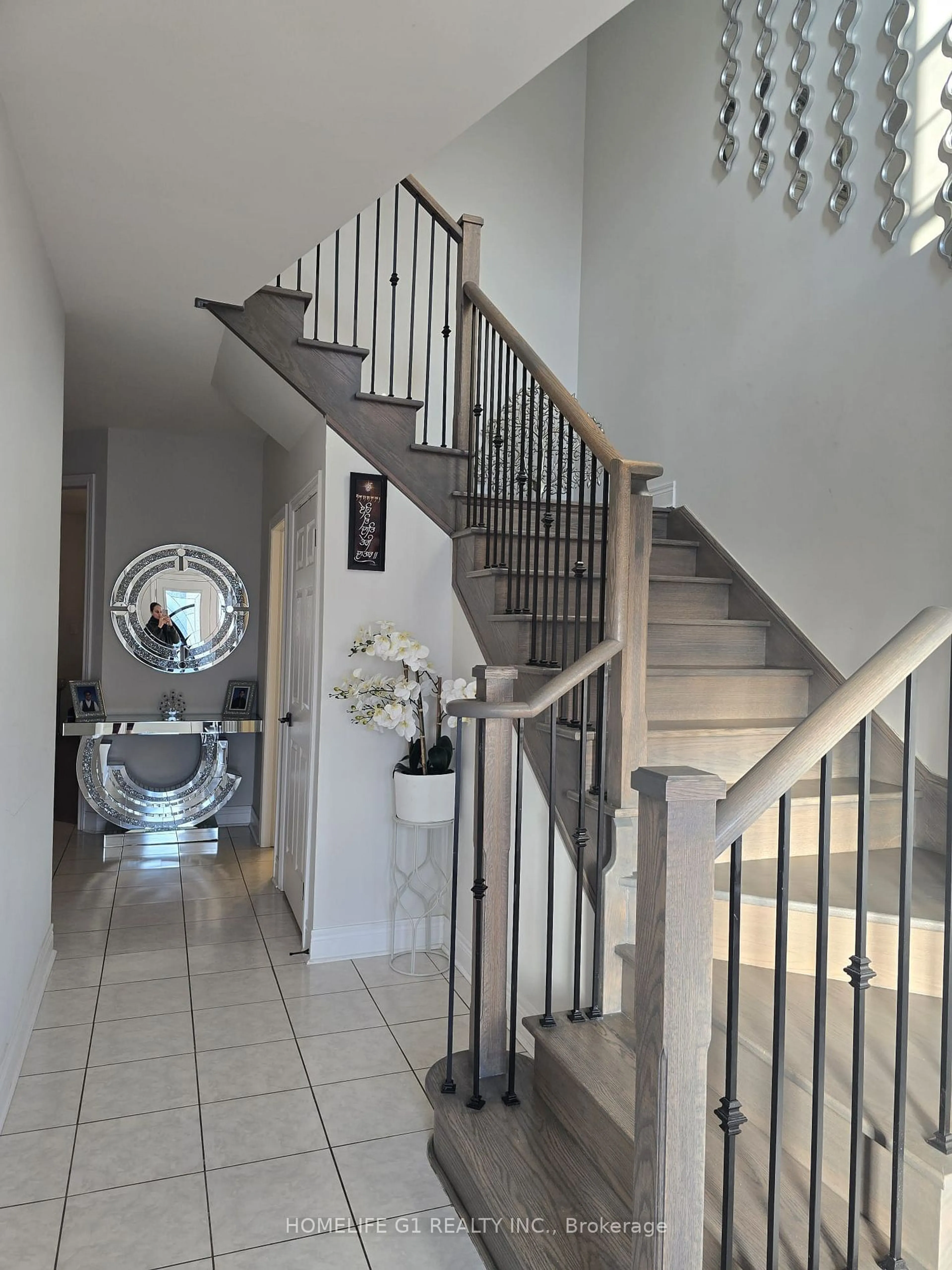 Indoor foyer for 32 Branigan Cres, Halton Hills Ontario L7G 0N1