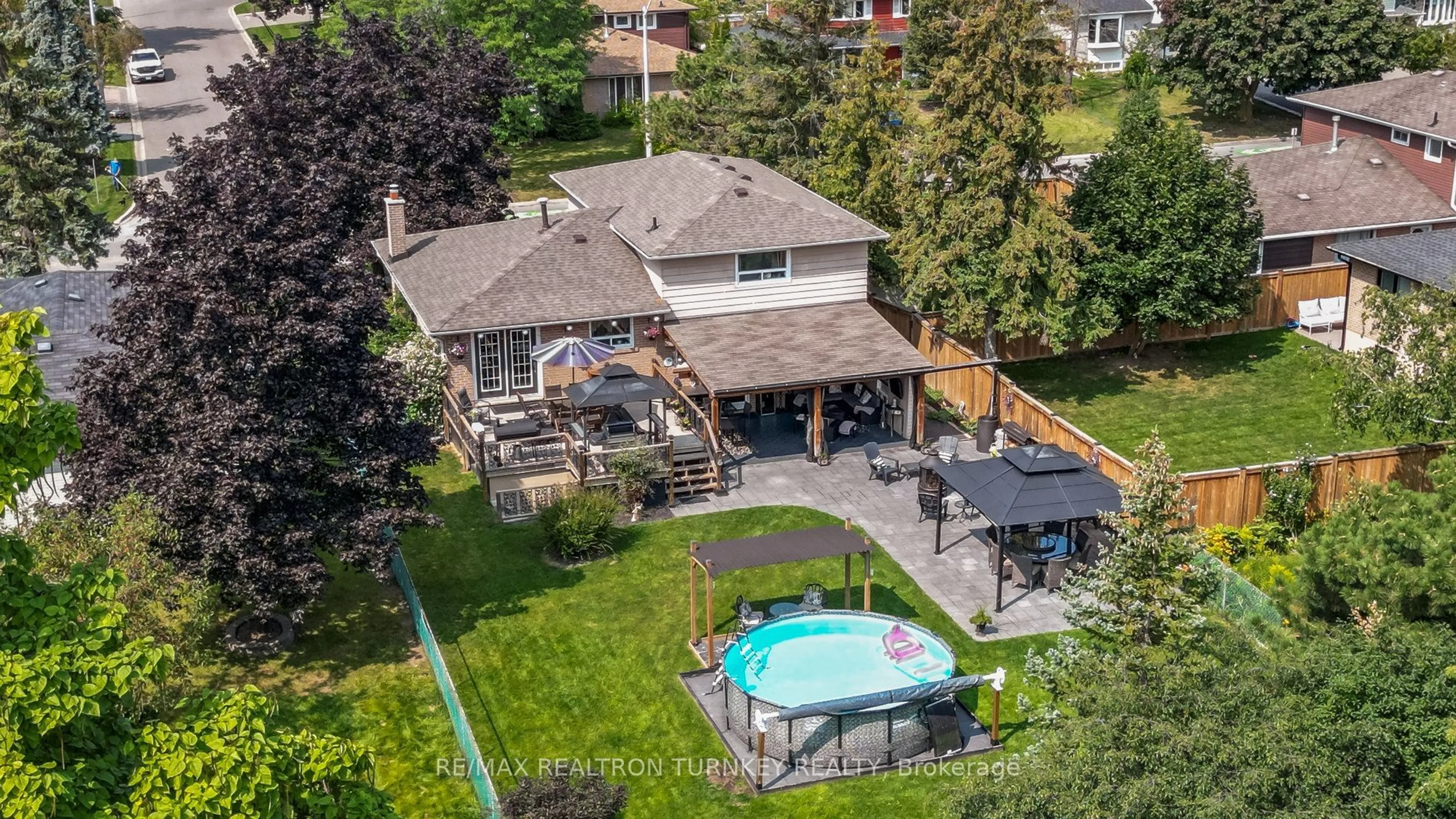 A pic from outside/outdoor area/front of a property/back of a property/a pic from drone, unknown for 35 Bartley Bull Pkwy, Brampton Ontario L6W 2J3