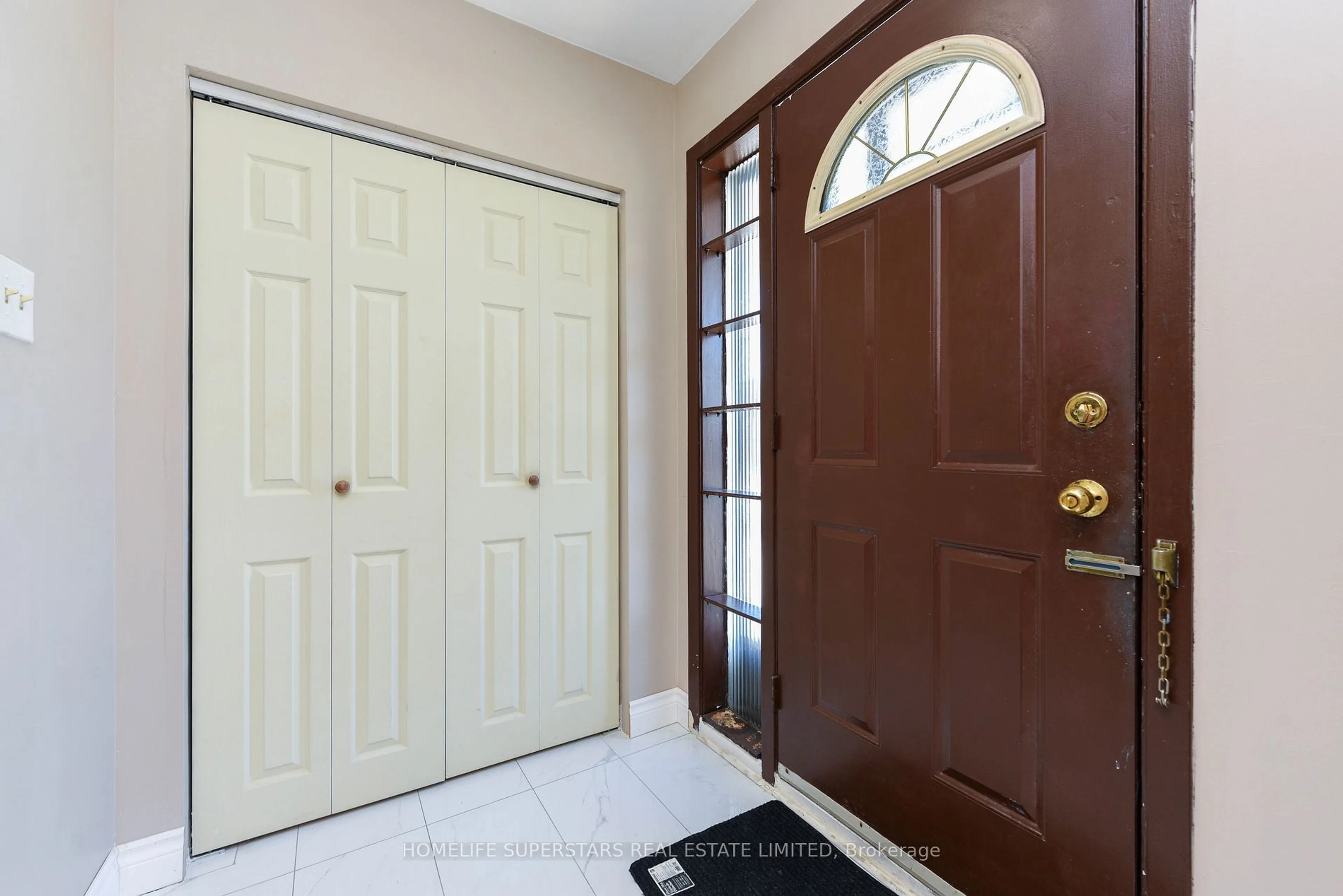 Indoor entryway for 3424 Laddie Cres, Mississauga Ontario L4T 1N1