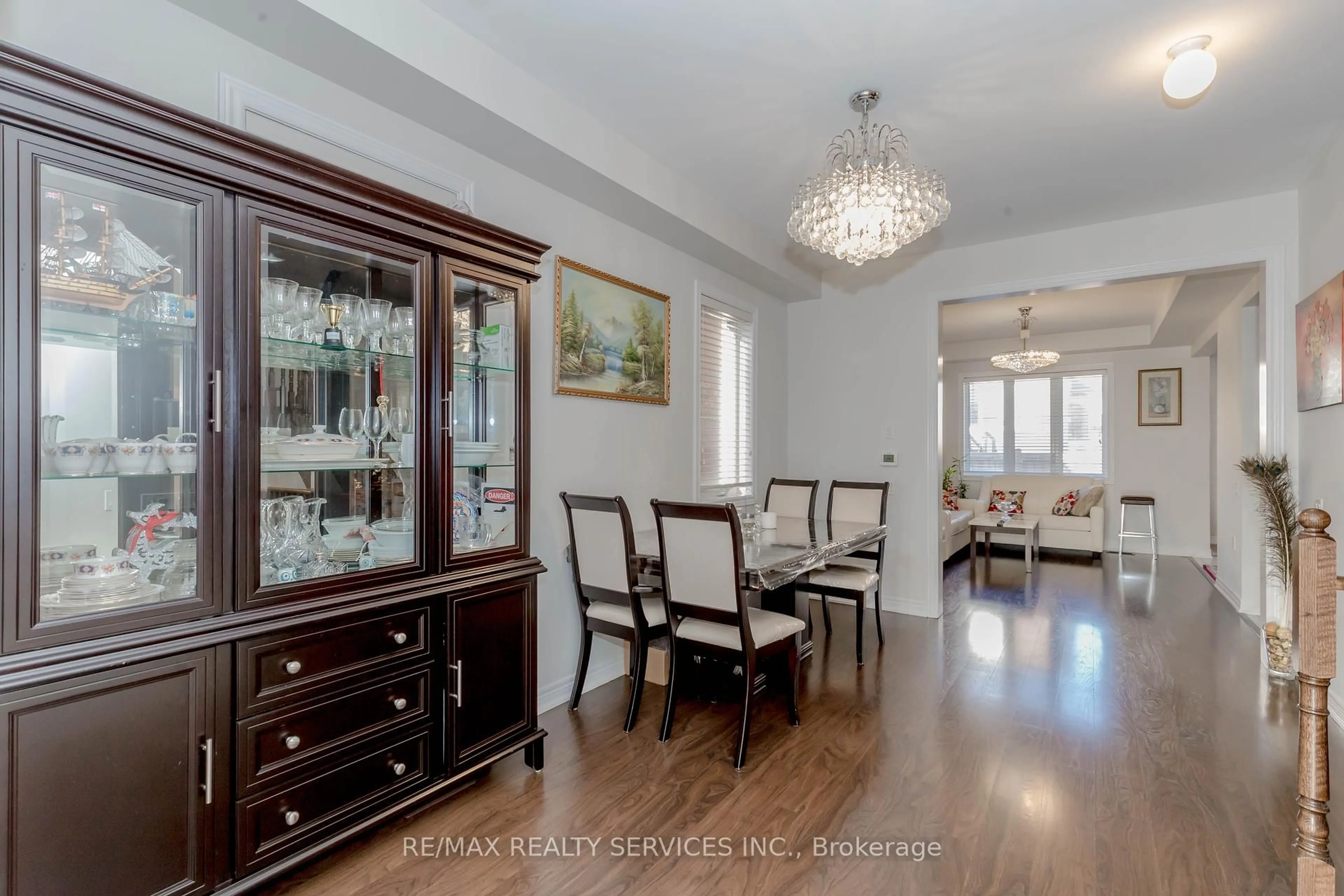 Dining room, wood/laminate floor for 20 Blackberry Valley Cres, Caledon Ontario L7C 3Z7