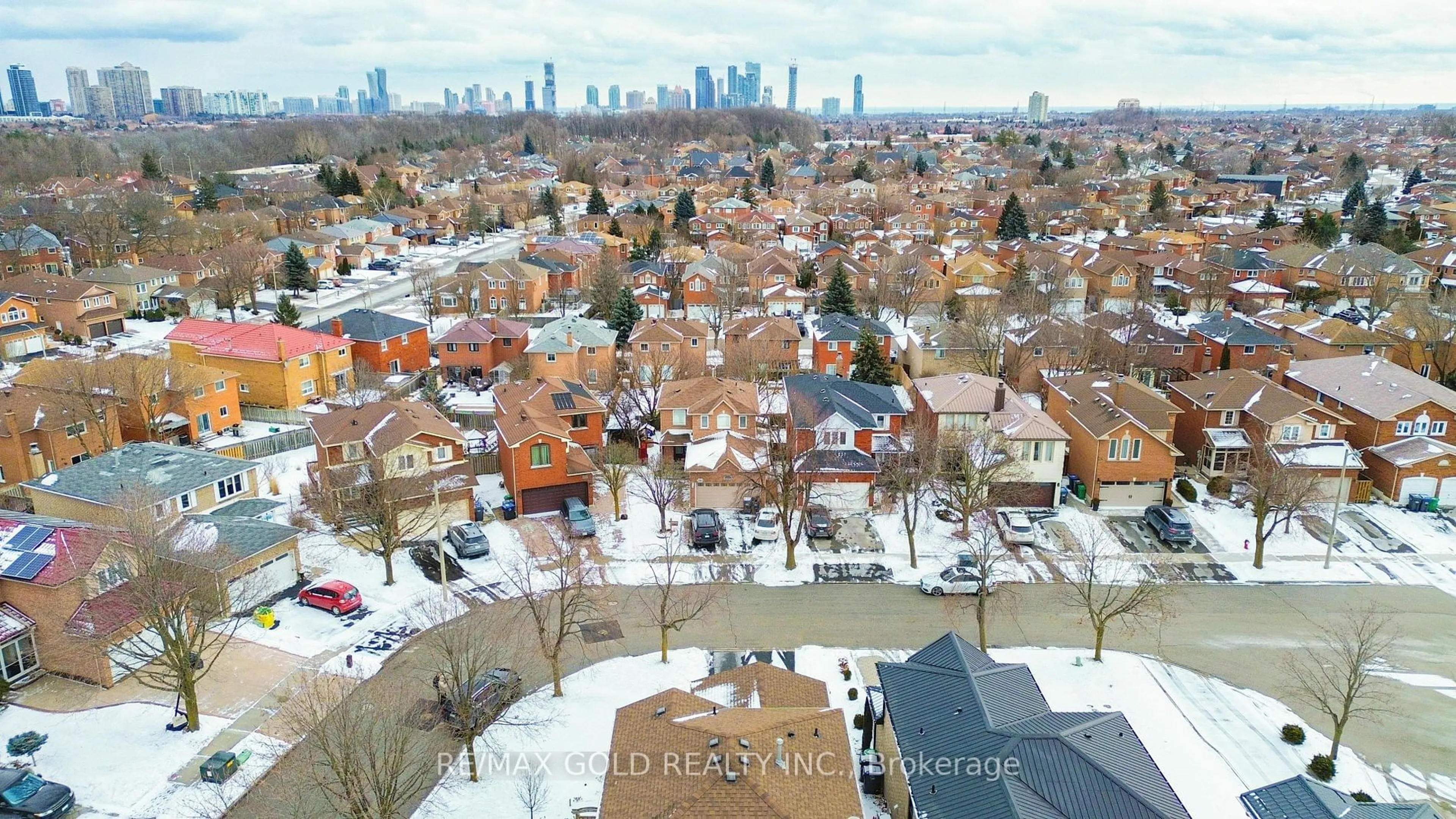 A pic from outside/outdoor area/front of a property/back of a property/a pic from drone, city buildings view from balcony for 5563 Lockengate Crt, Mississauga Ontario L5R 3M8