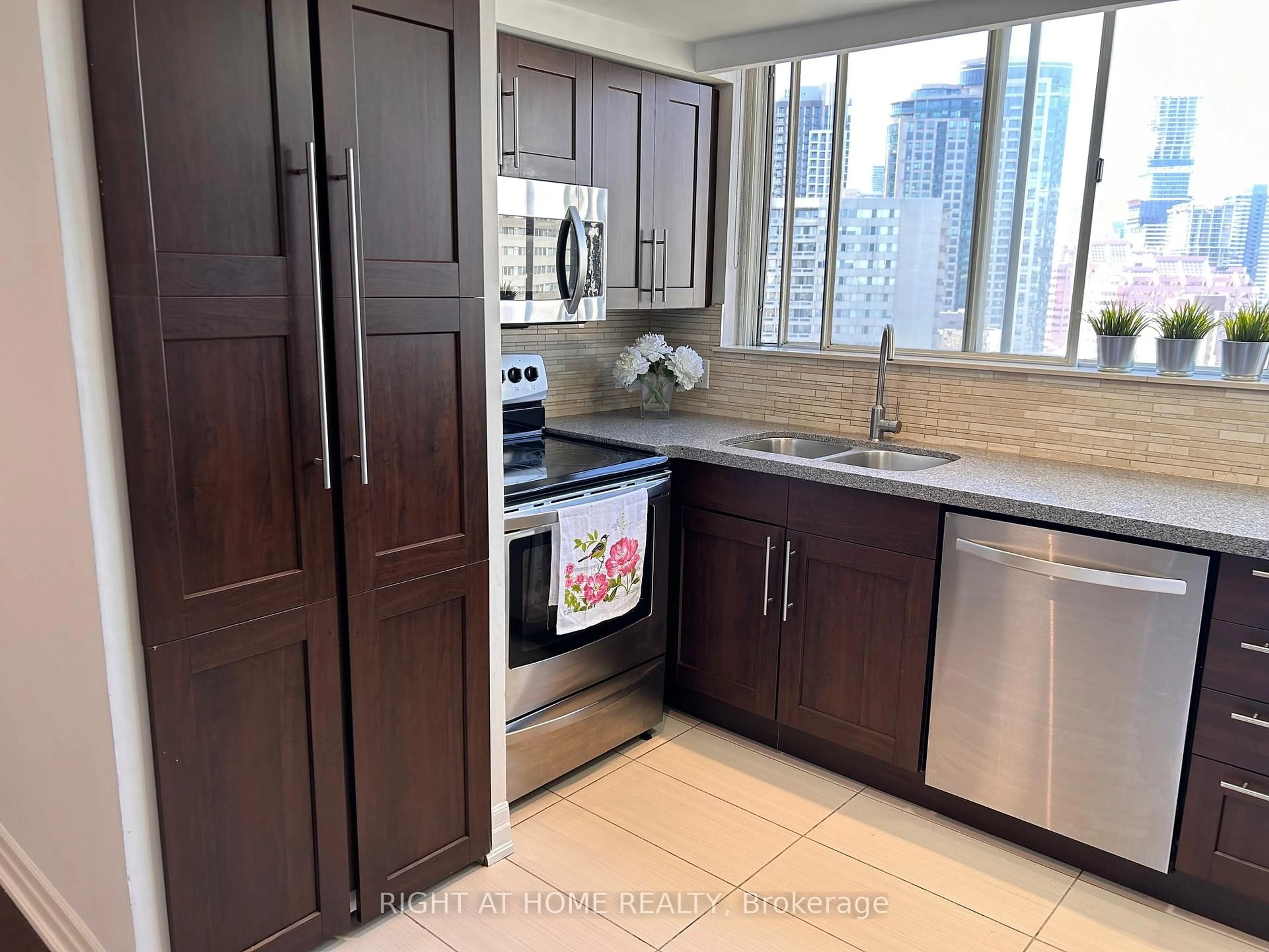 Standard kitchen, unknown for 3695 Kaneff Cres #Sph09, Mississauga Ontario L5A 4B6