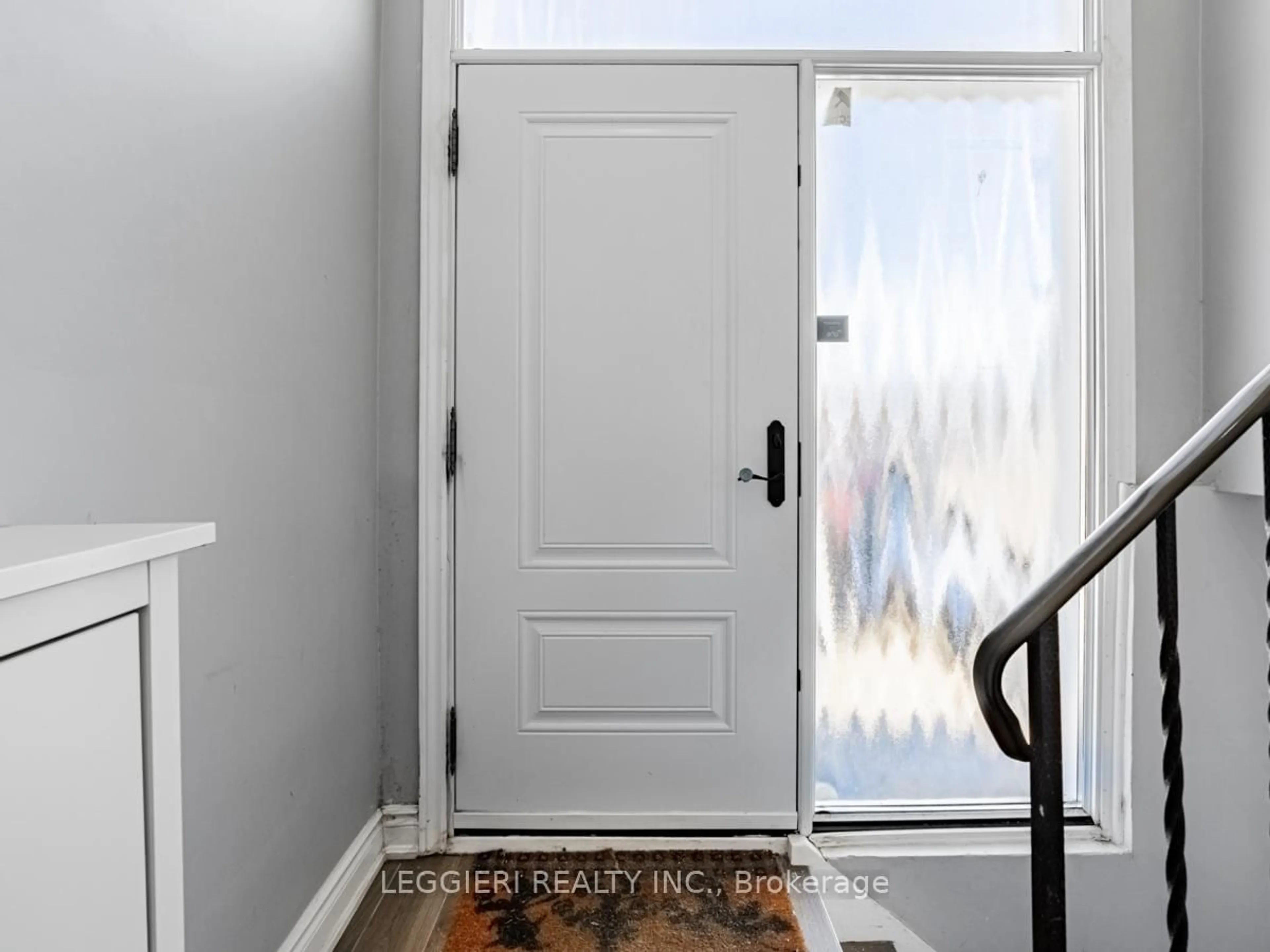 Indoor entryway for 6849 Darcel Ave, Mississauga Ontario L4T 2W6